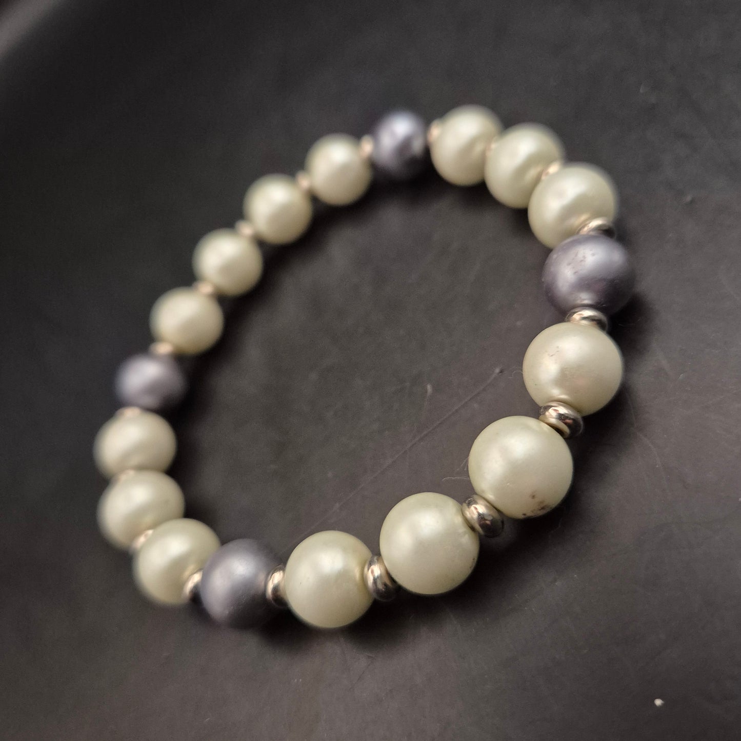 Elastisches Perlenarmband – Creme & Grau mit silberfarbenen Akzenten