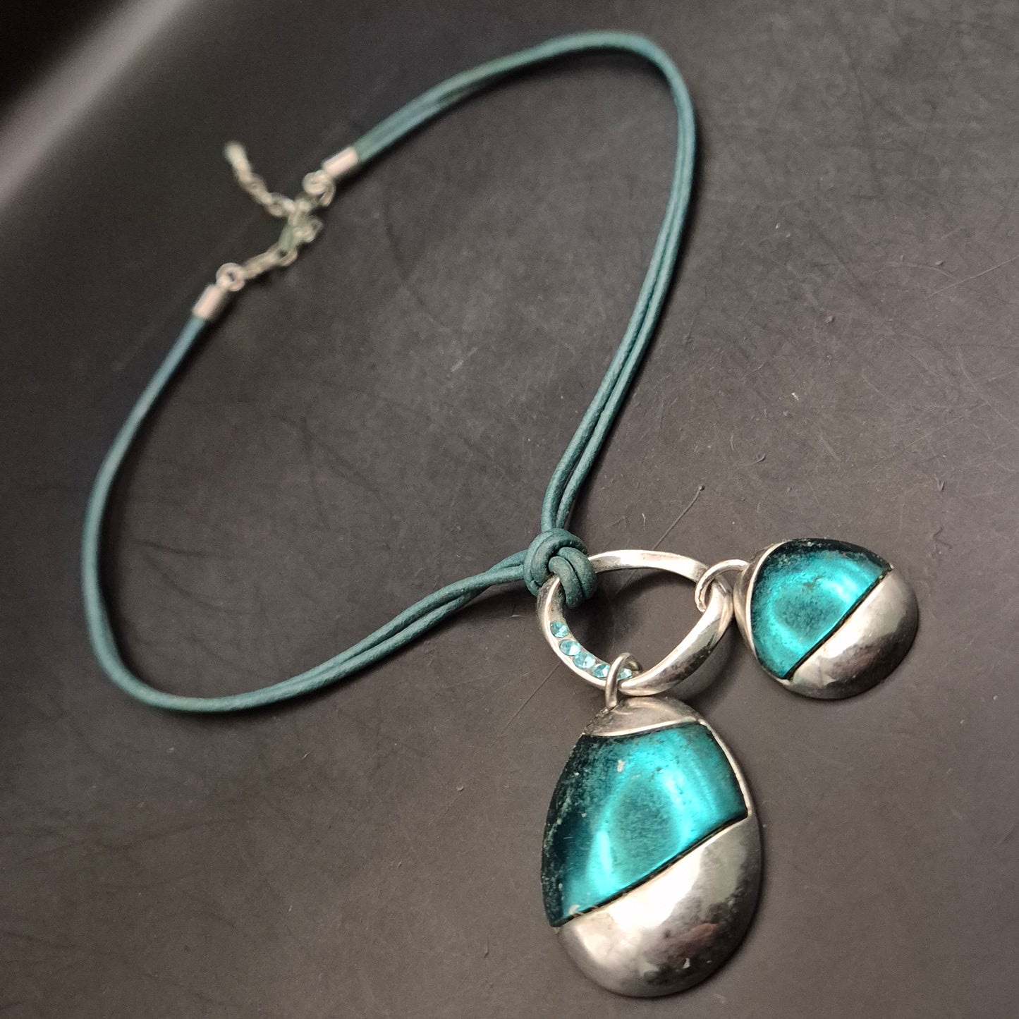 Türkisfarbene Anhänger Halskette – Doppelanhänger am Textilband