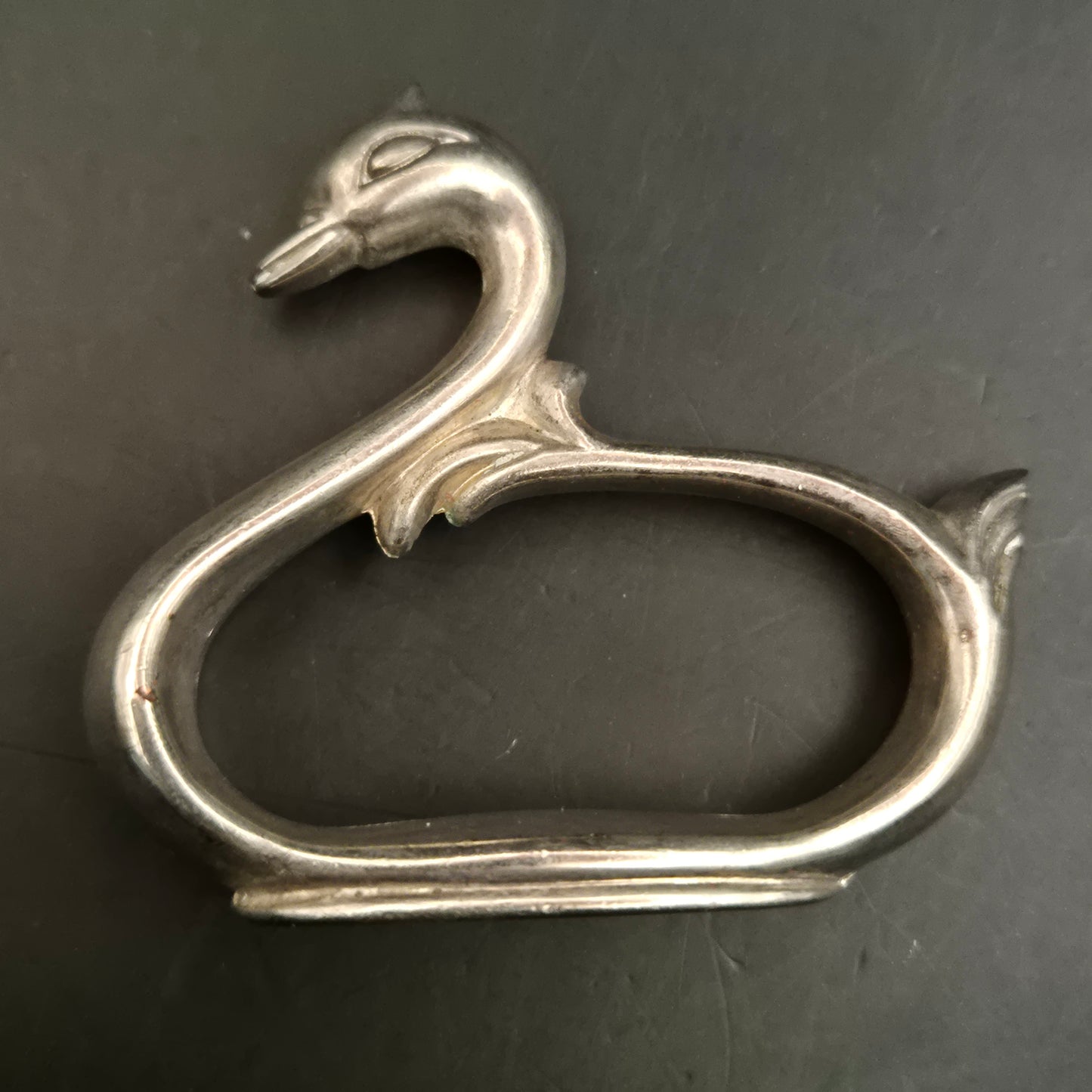 Silberner Designer O-Ring in Form eines stilisierten Schwans