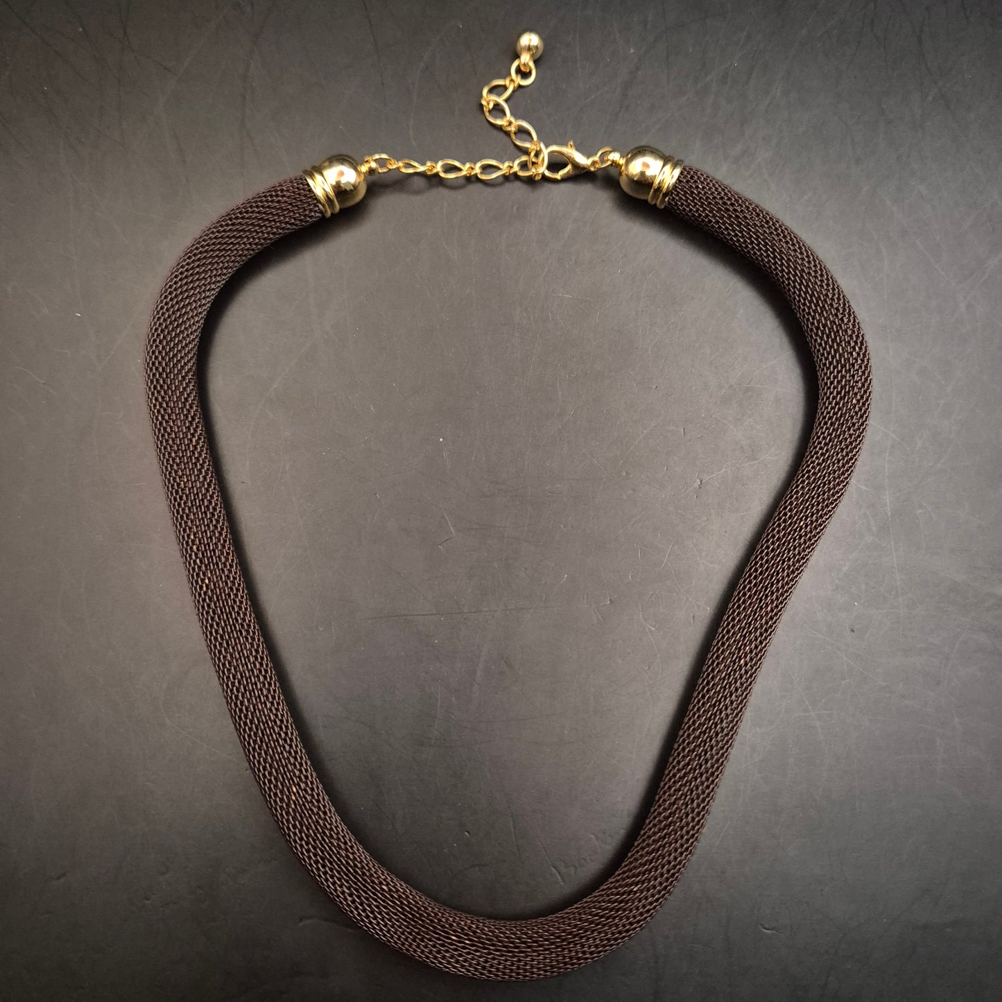 Braune Netz Halskette mit goldfarbenem Verschluss – Modern & Elegant