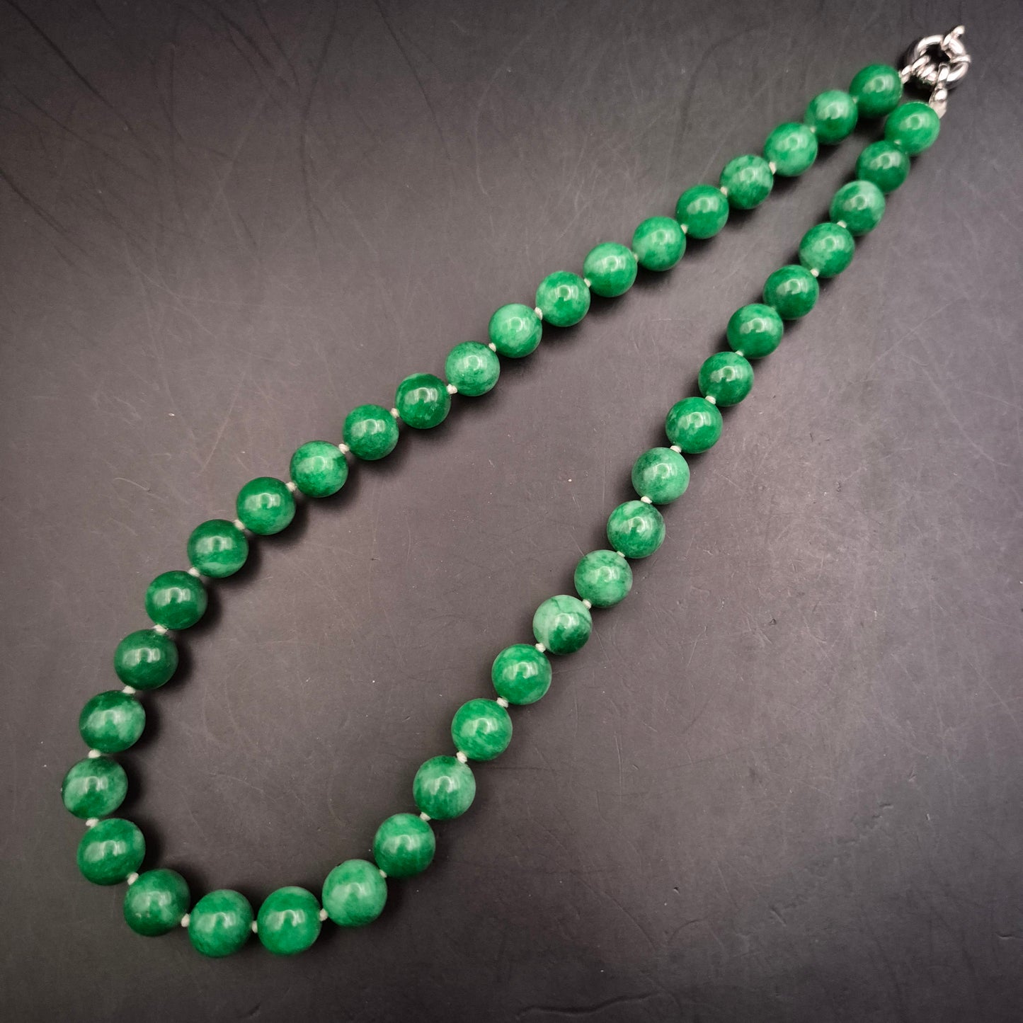 Grüne Stein Halskette – Elegantes Design mit glänzenden Kugelperlen