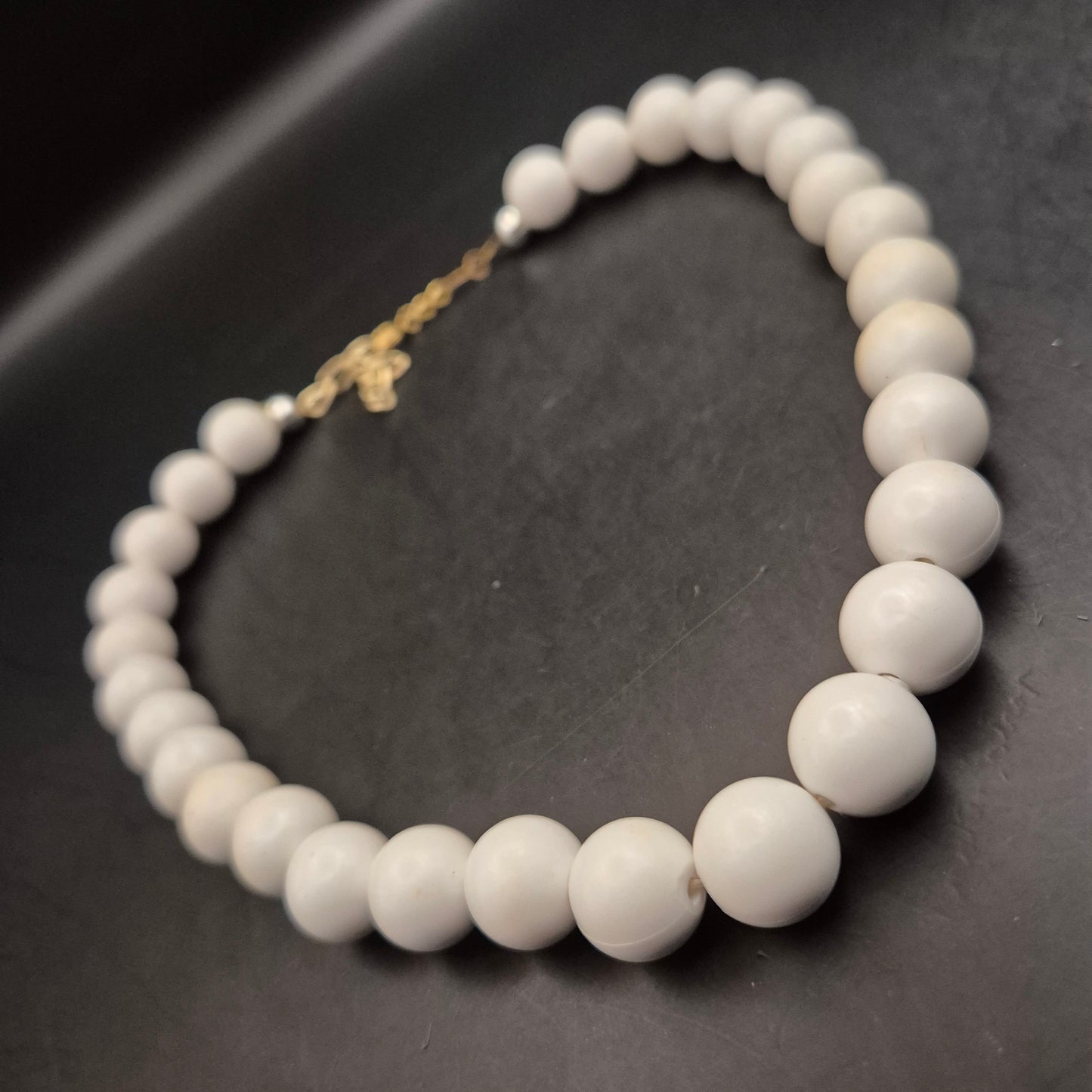 Weiße Stein Halskette – Klassische Eleganz mit goldfarbenem Verschluss