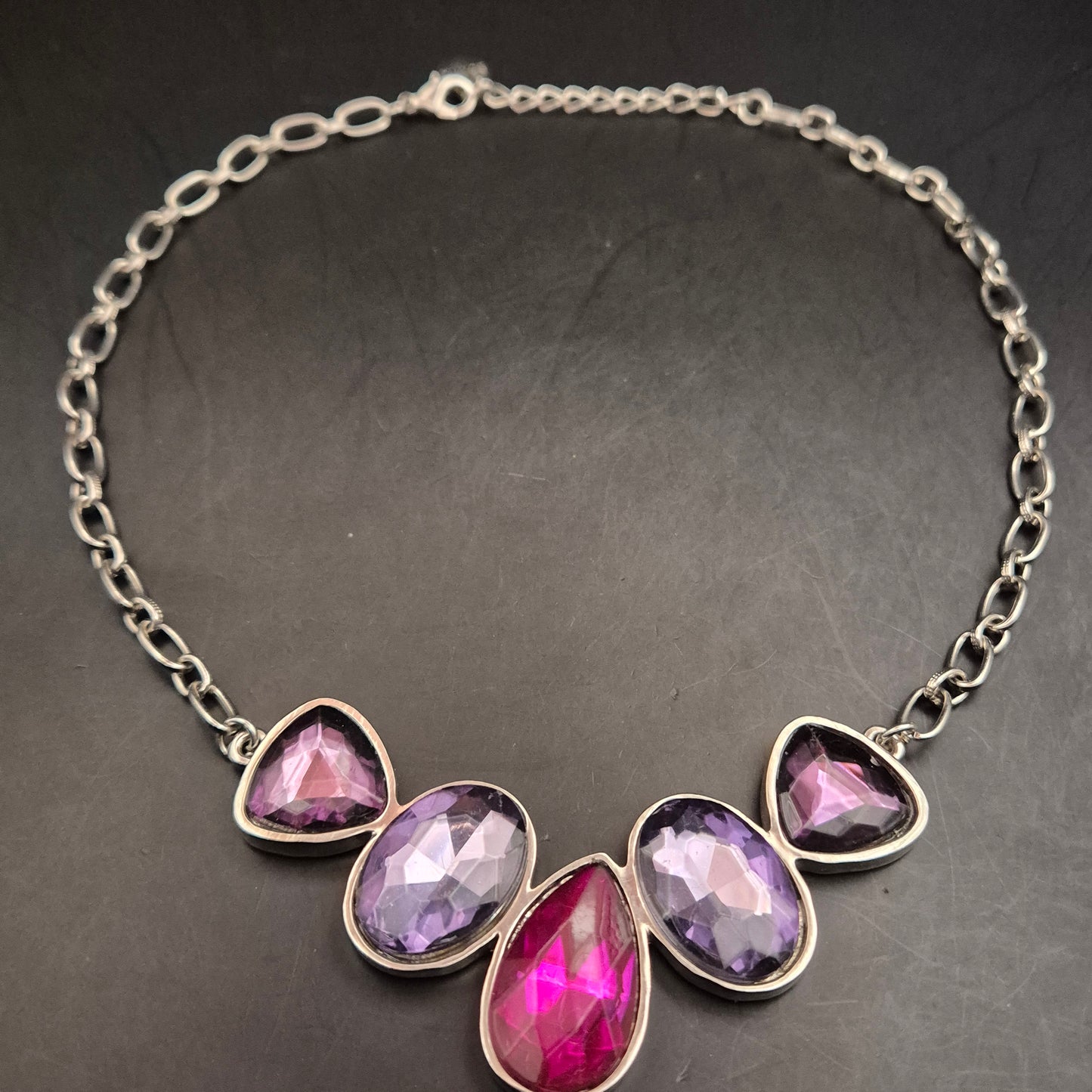 Bonita Statement Halskette – Silberfarbene Kette mit bunten Steinen