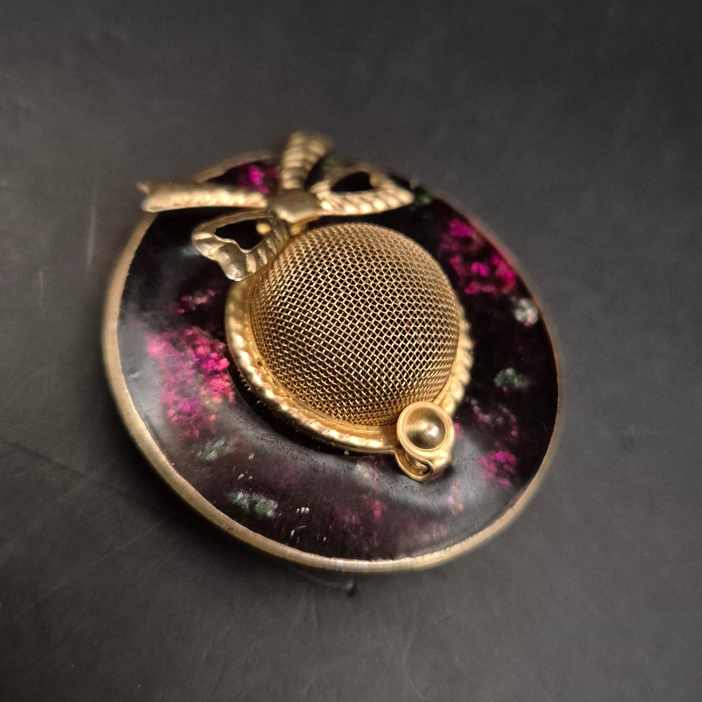 Vintage Brosche mit goldener Schleife – Floraler Look in Rundform