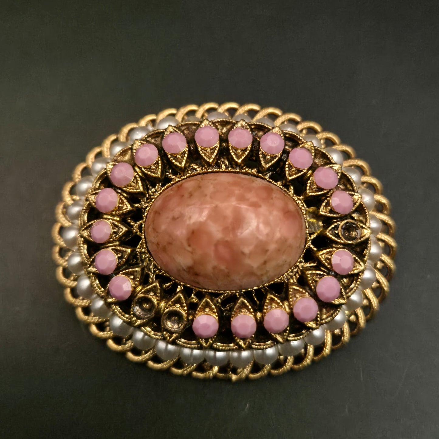 Opulente Vintage Brosche – Goldfarben mit rosa Steinbesatz