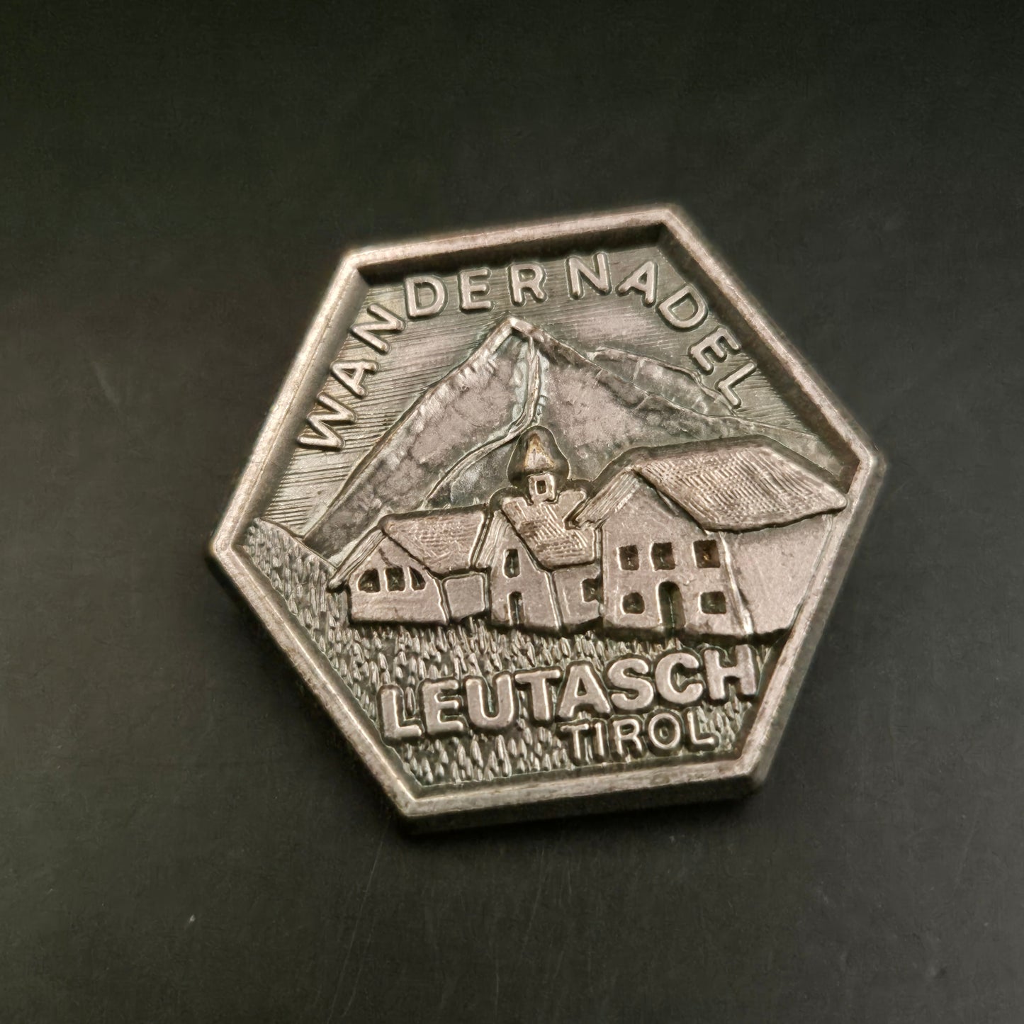 Wandernadel Leutasch Tirol – Sechseckige Sammlerbrosche aus Metall