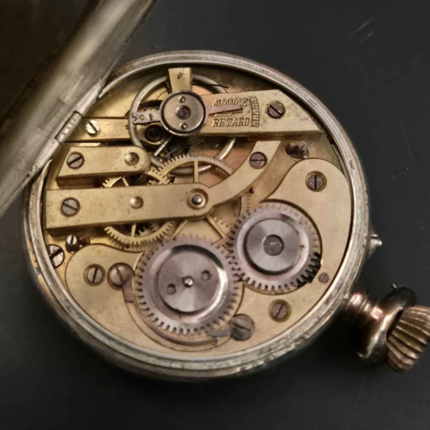 Antike Taschenuhr mit Herzgravur – Mechanisches Werk & dekoratives Zifferblatt