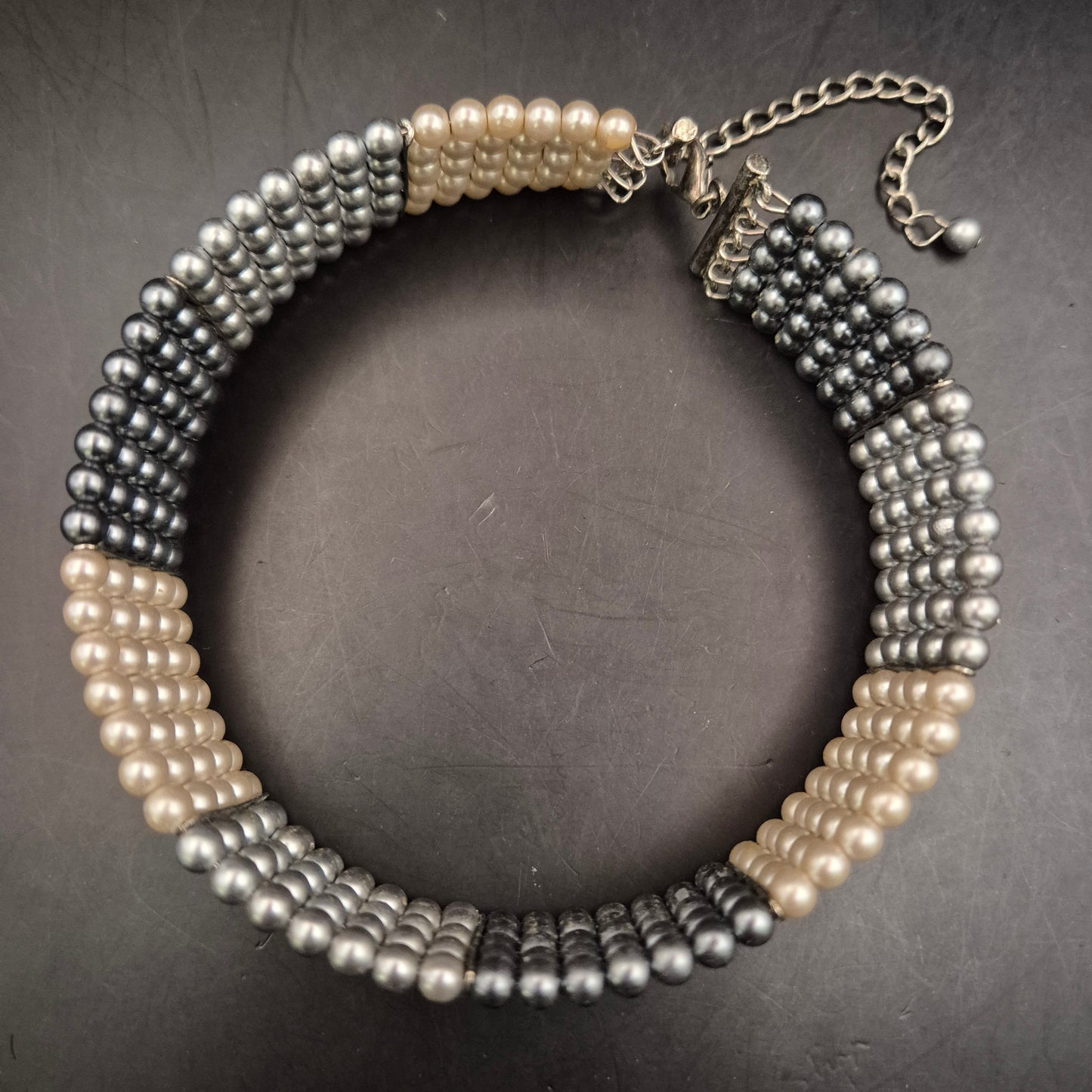Auffällige Perlen Halskette in Schwarz-Weiß – Mehrreihiger Vintage-Stil