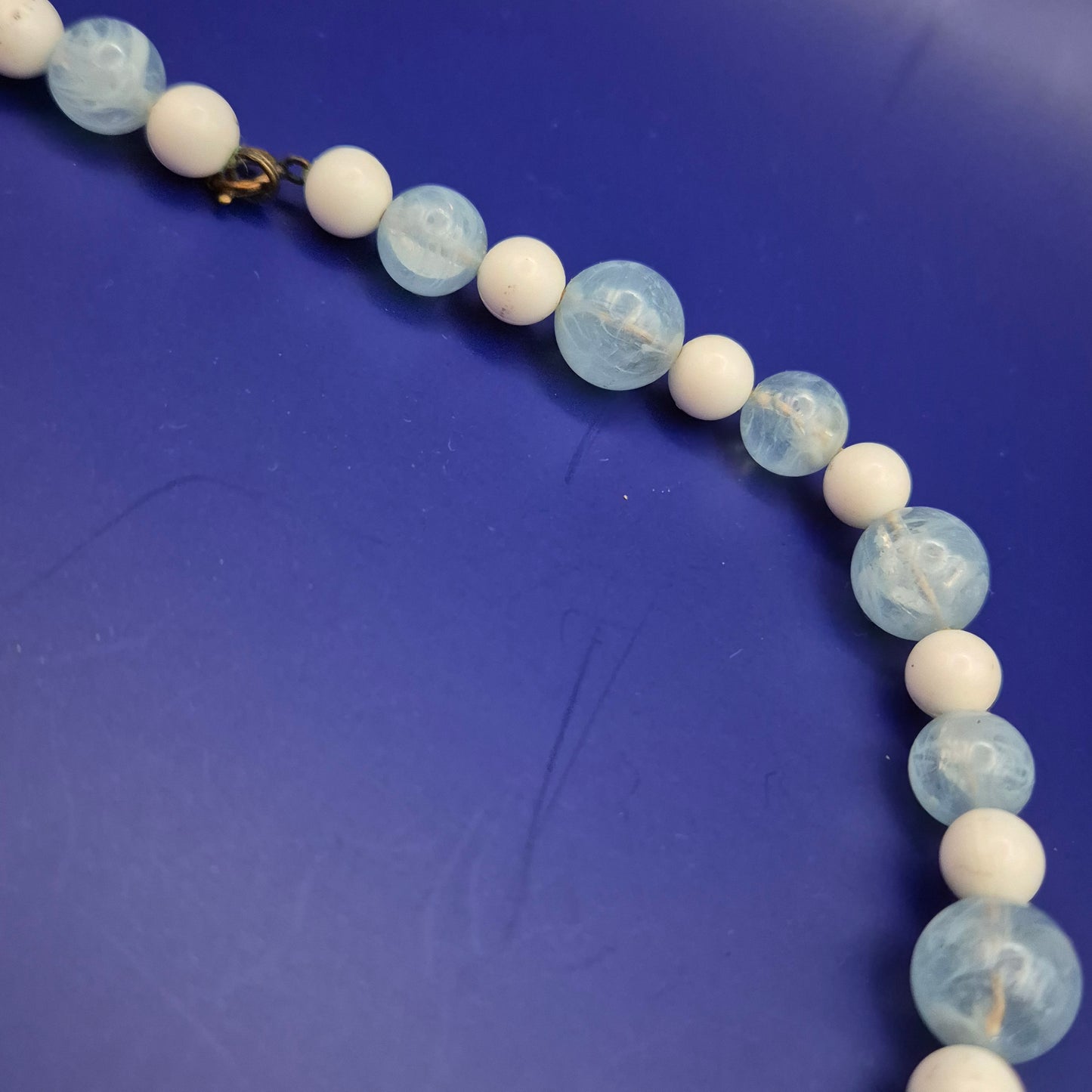 Zarte Kette aus weißen und blauen Aquamarin-Perlen