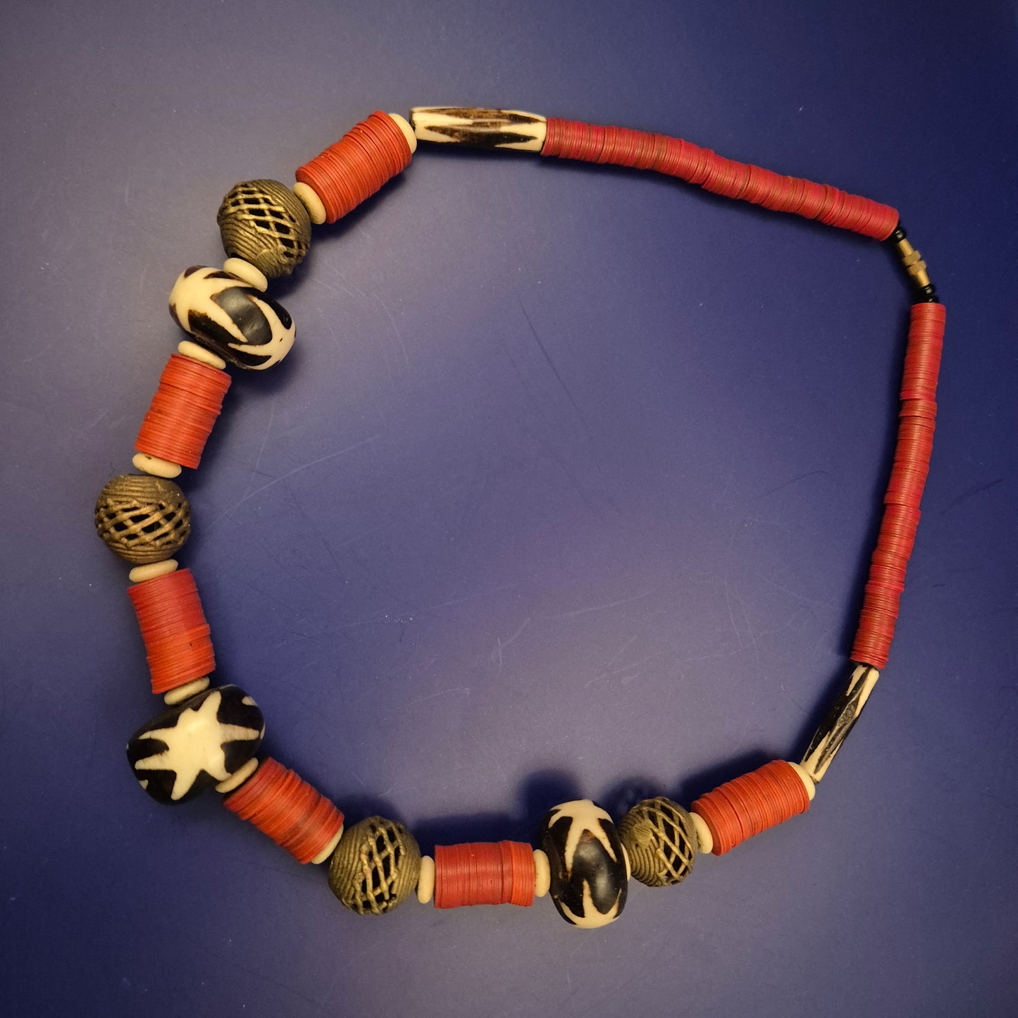 Ethno Halskette mit großen Perlen – Handgefertigter Tribal-Stil