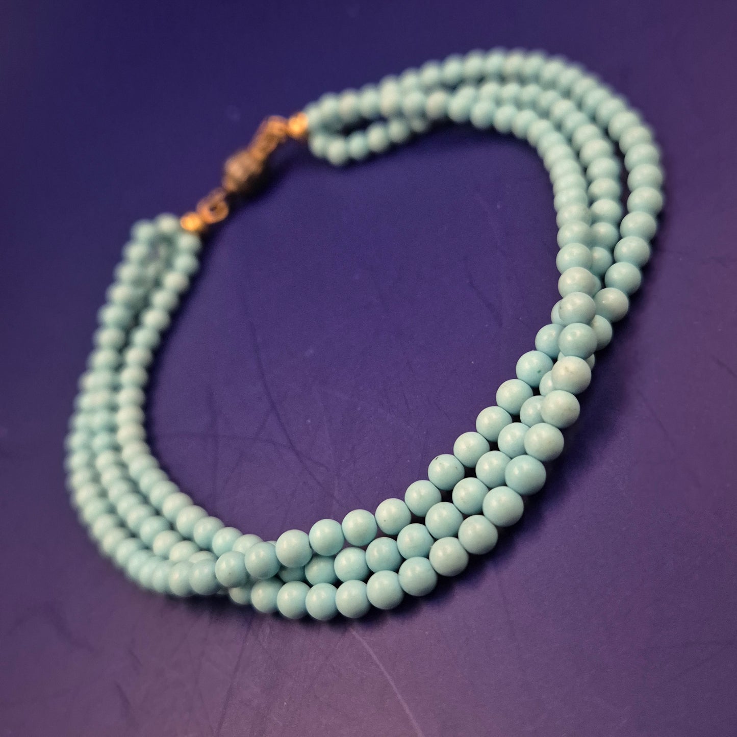 Dreireihige Perlen Halskette – Zartes Türkis für einen frischen Look