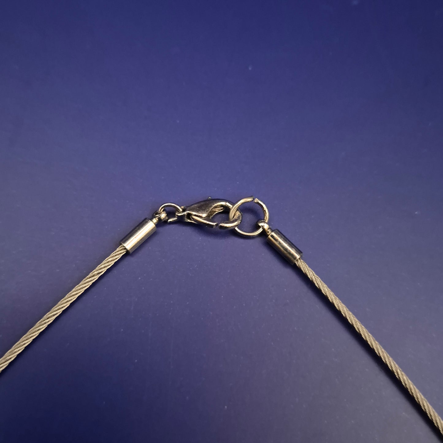 Moderne Halskette mit Lapislazuli und Malachit – Ausdrucksstarkes Design