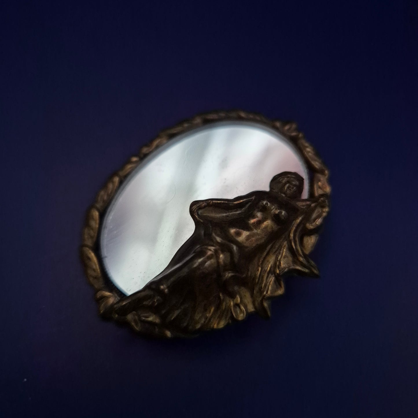Antike Spiegel Brosche mit Frauenfigur – Nostalgischer Vintage-Charme