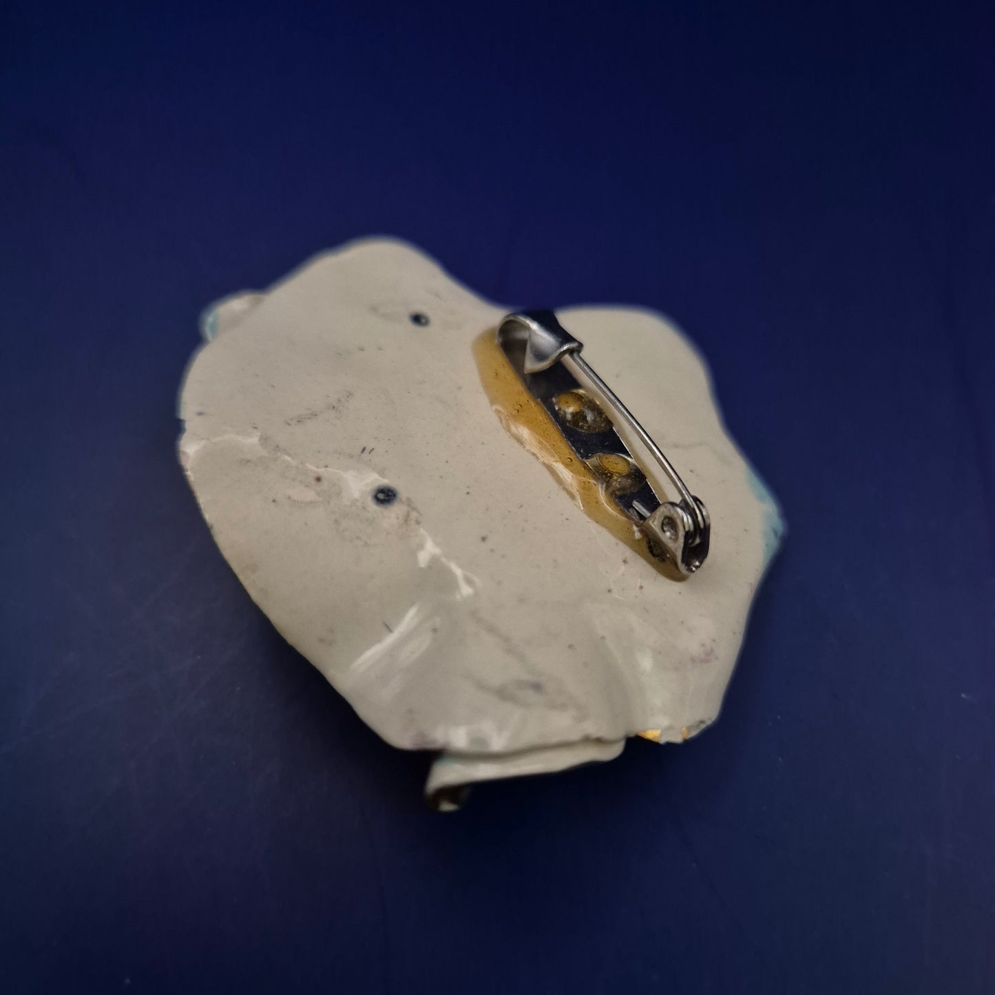 Keramik Brosche mit Perle – Handgefertigte Unikatform in Blau