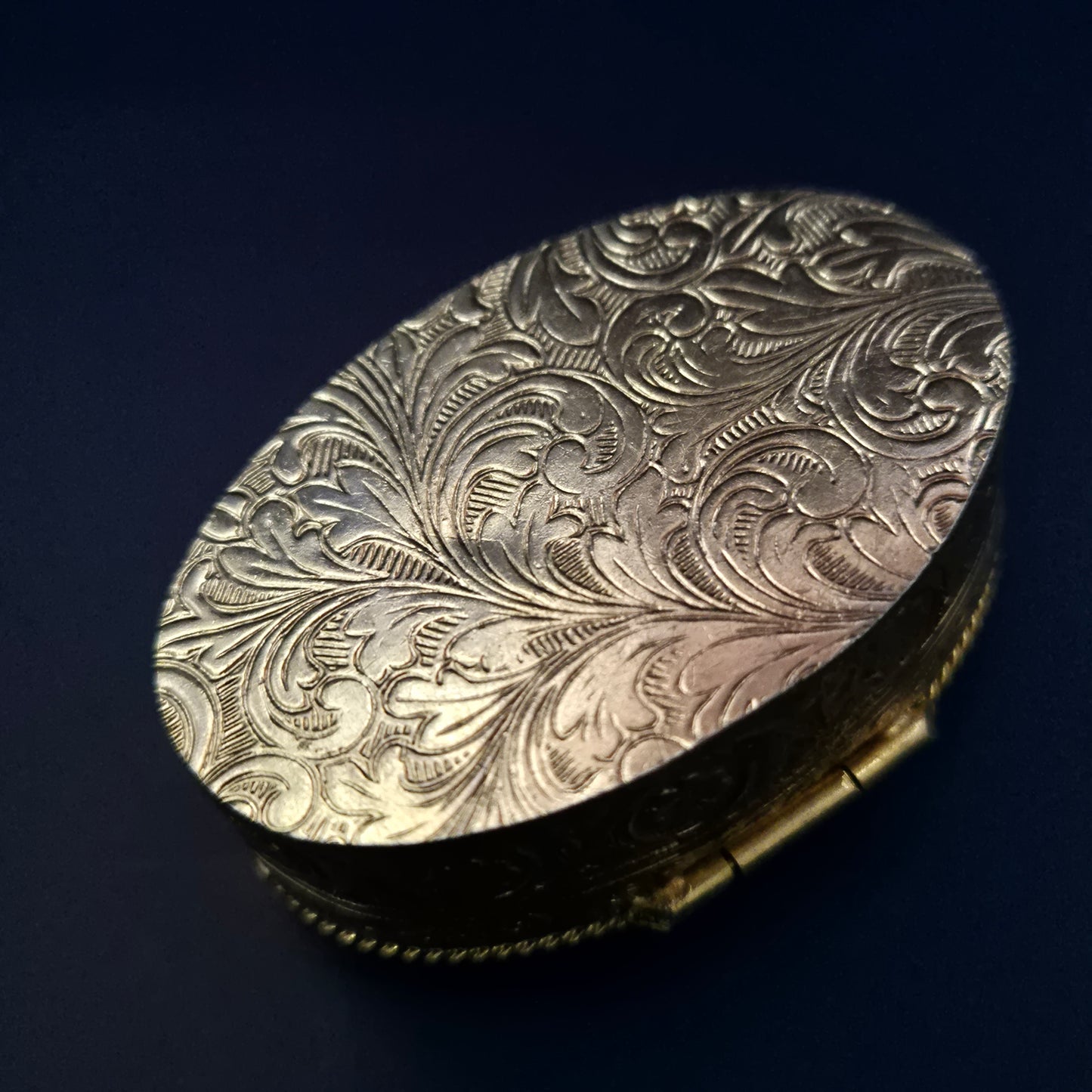 Antike Schmuckdose aus Metall – Graviertes Design mit Naturstein