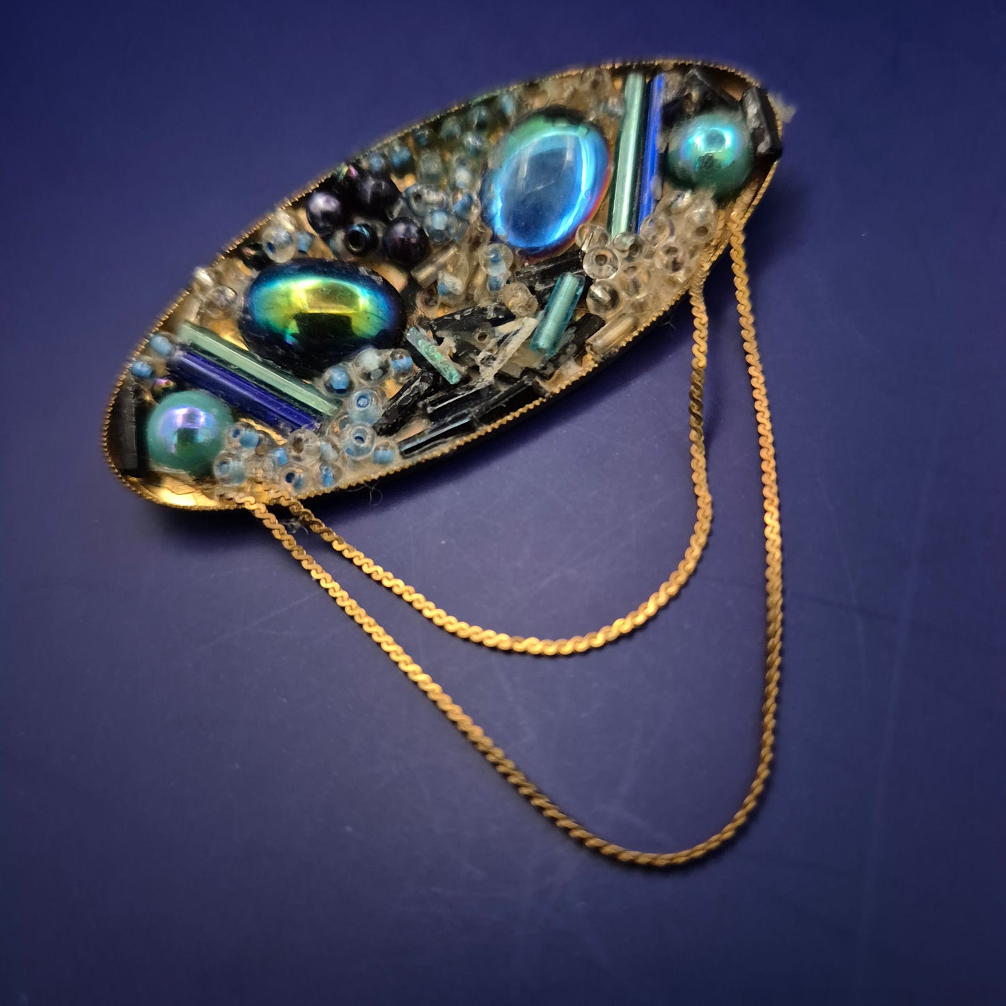 Vintage Brosche im Art-Déco-Stil – Irisierende Glassteine & Kettenverzierung