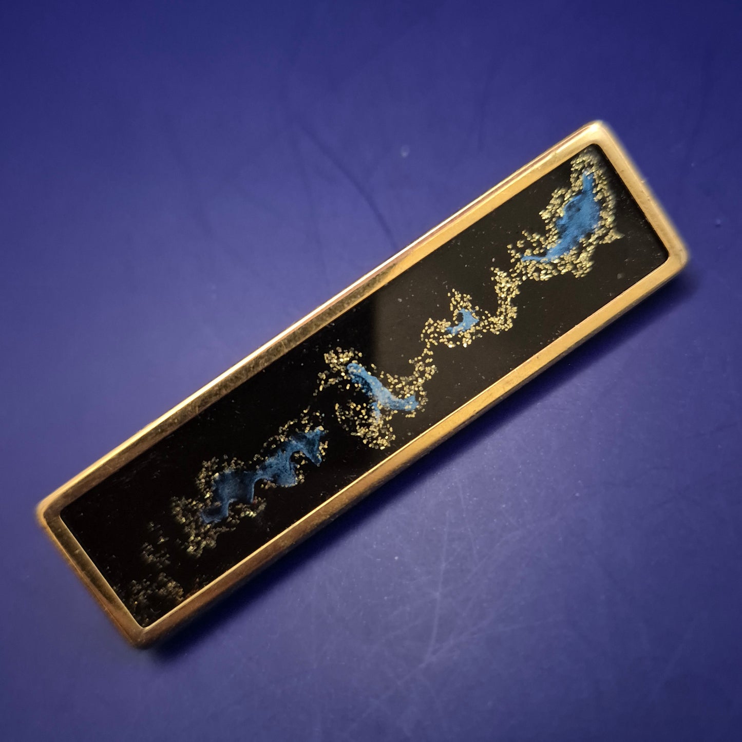 Künstlerische Brosche von Uhlig – Abstraktes Design mit Goldakzenten