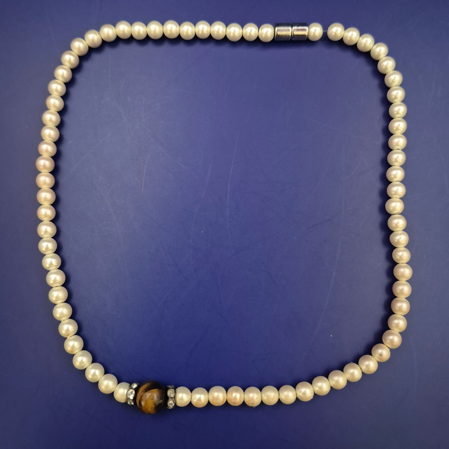 Perlenkette mit Tigerauge & Strass – Klassisch trifft auf Akzent