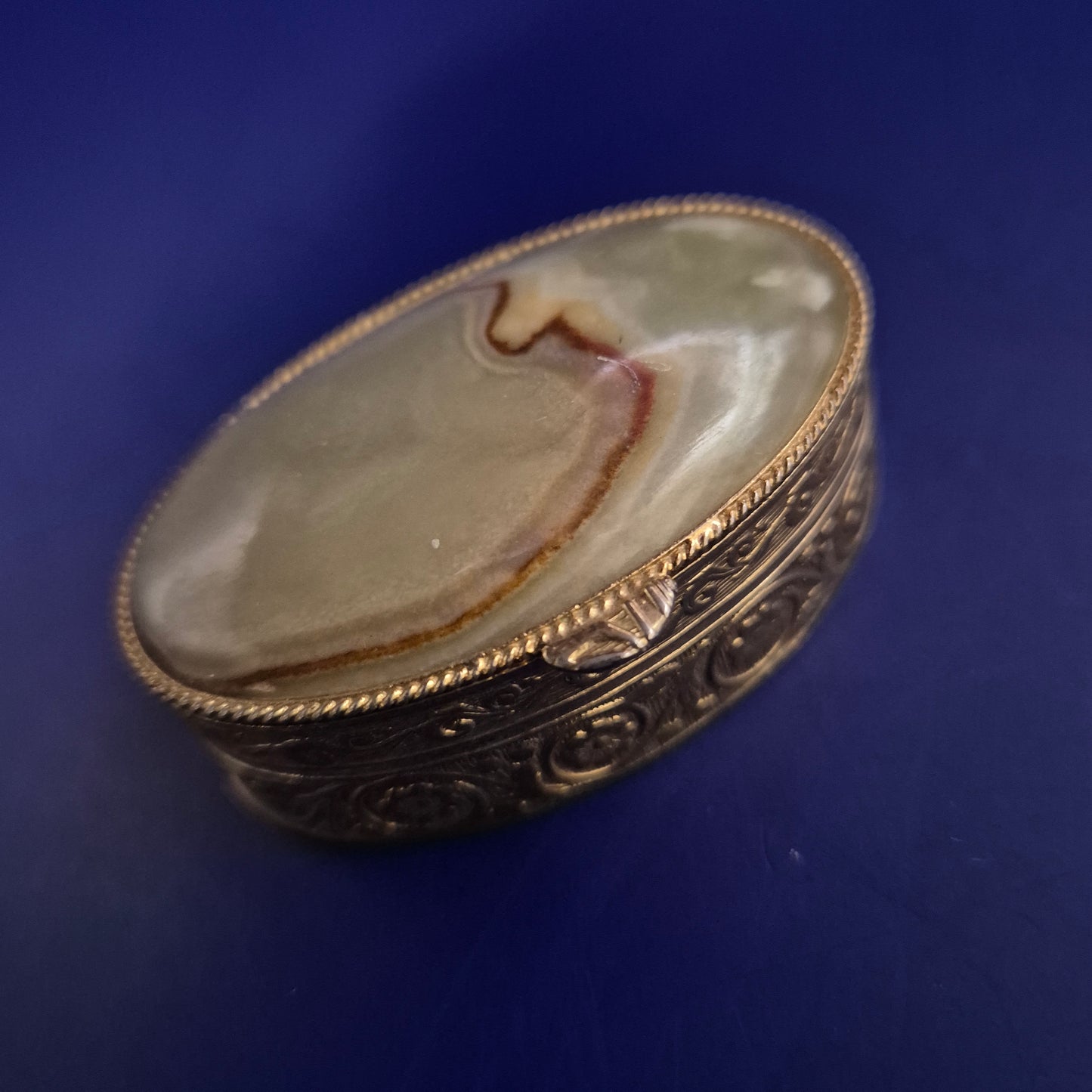 Antike Messingdose mit Naturstein – Graviertes Sammlerstück