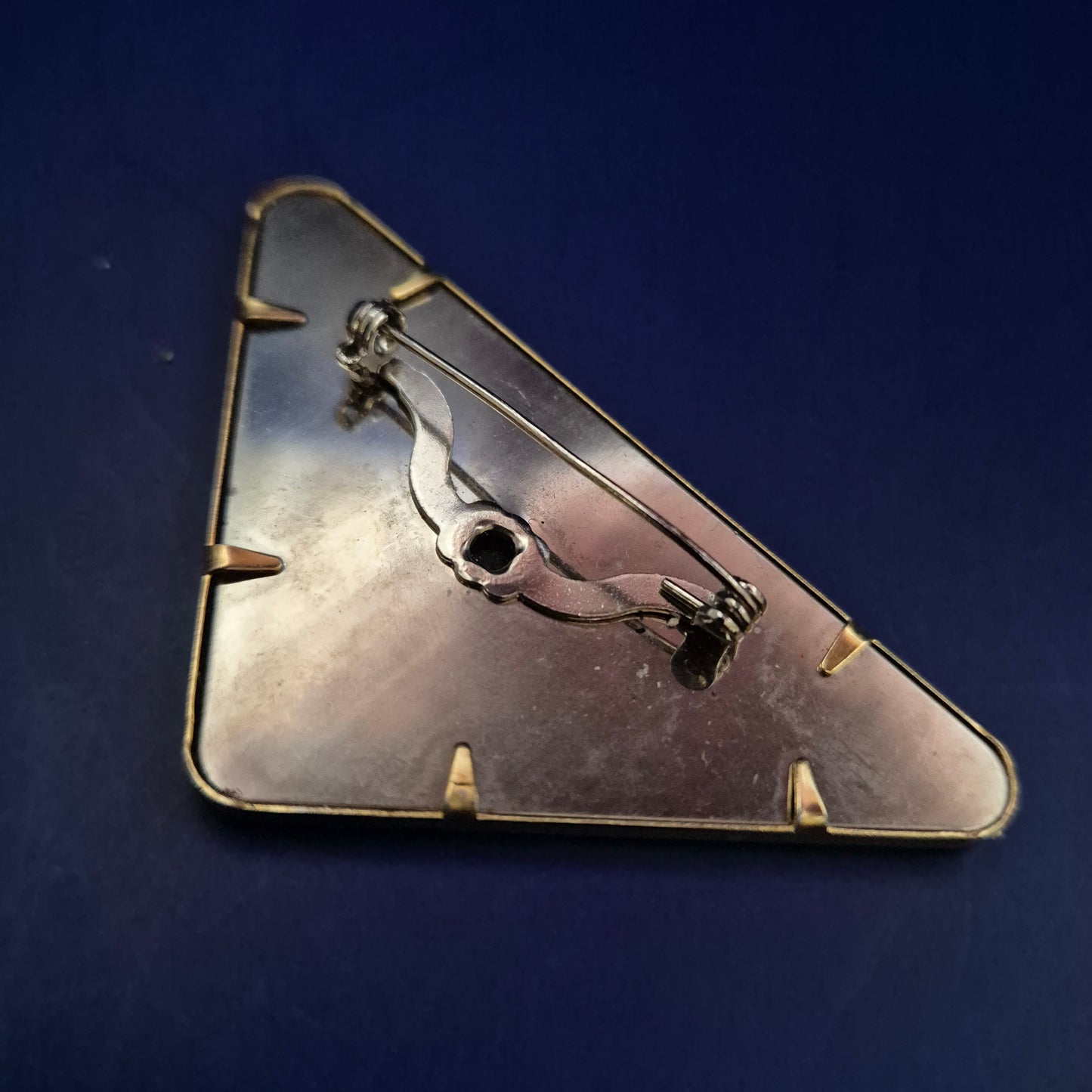 Vintage-Brosche im Dreieck-Design – Abstrakte Kunst in Lila & Gold