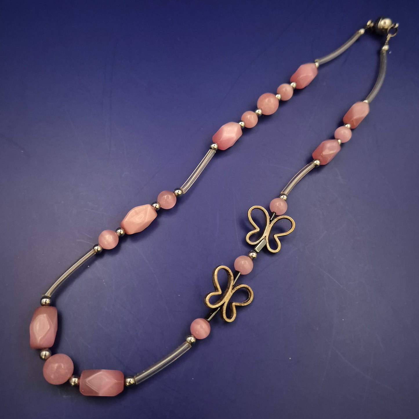 Verspielte rosa Halskette mit Schmetterlingen – Leicht & Feminin