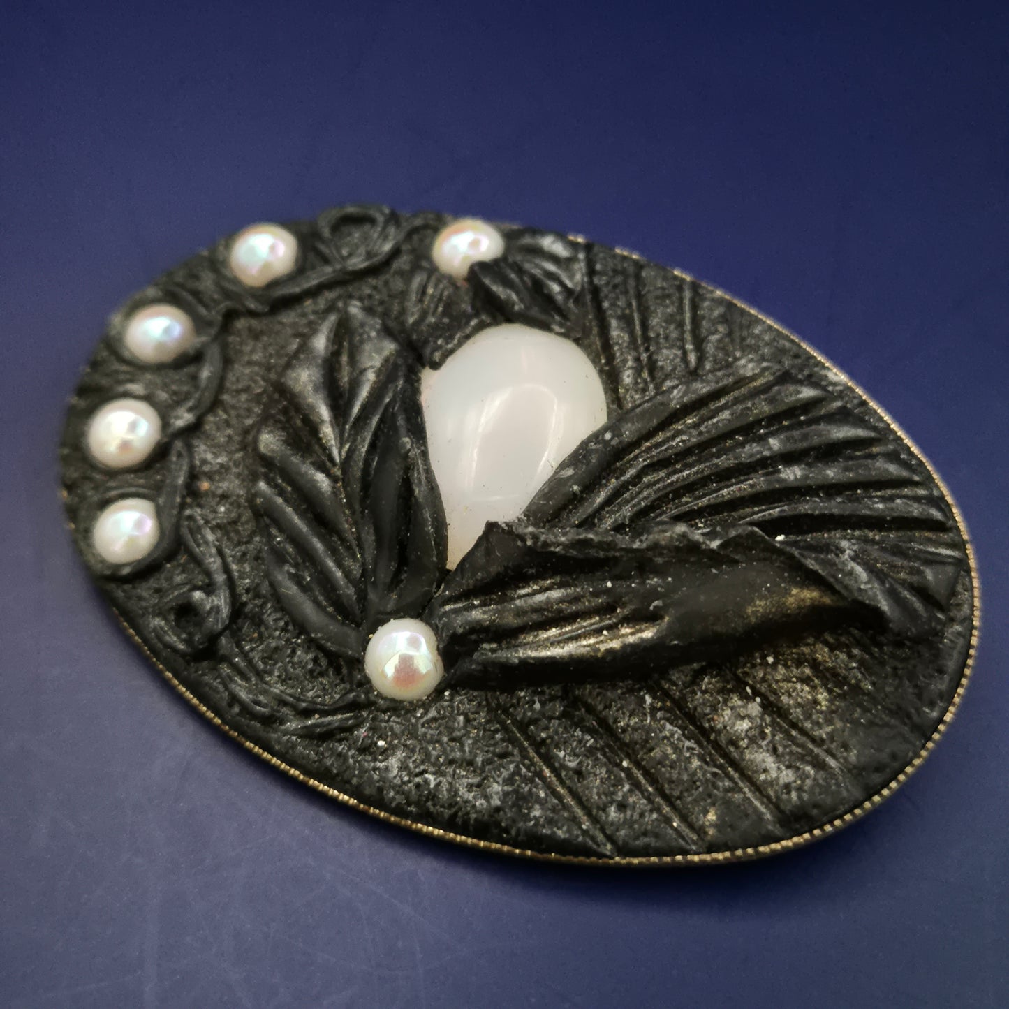 Vintage Brosche mit Perlenbesatz und Opalglas – Schwarzes Blattdesign