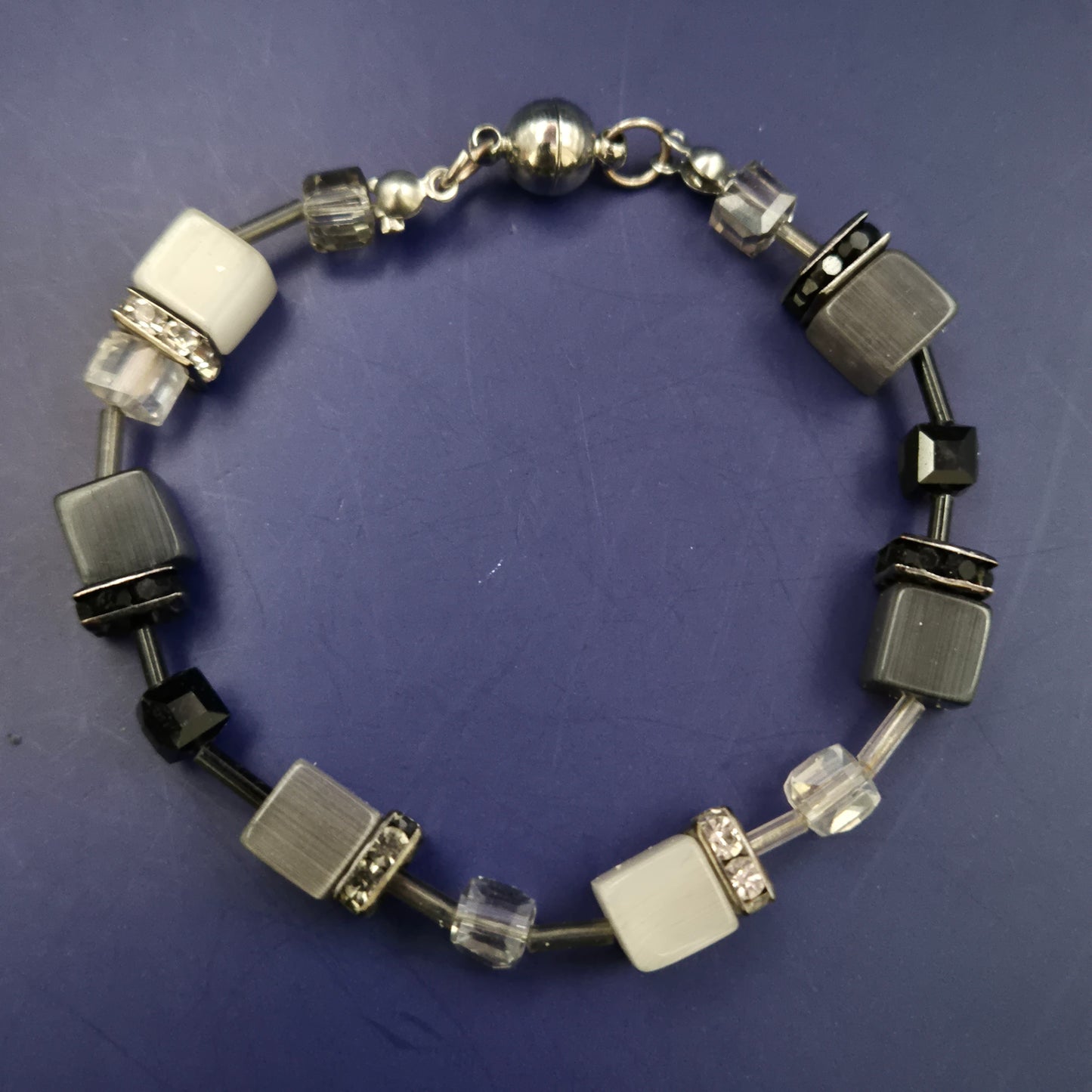 Modernes Armband mit Glaswürfeln – Schwarz-Weiß Design mit Strassdetails