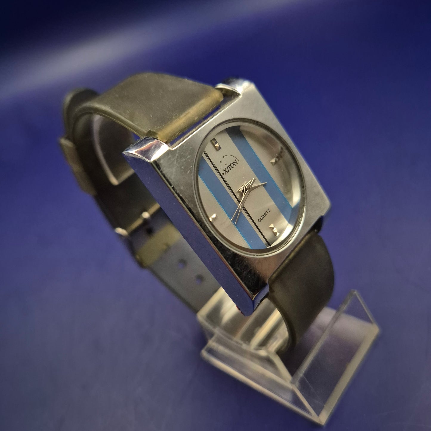 Moderne XITON Herren Uhr – Quadratisches Design mit markanten Streifen