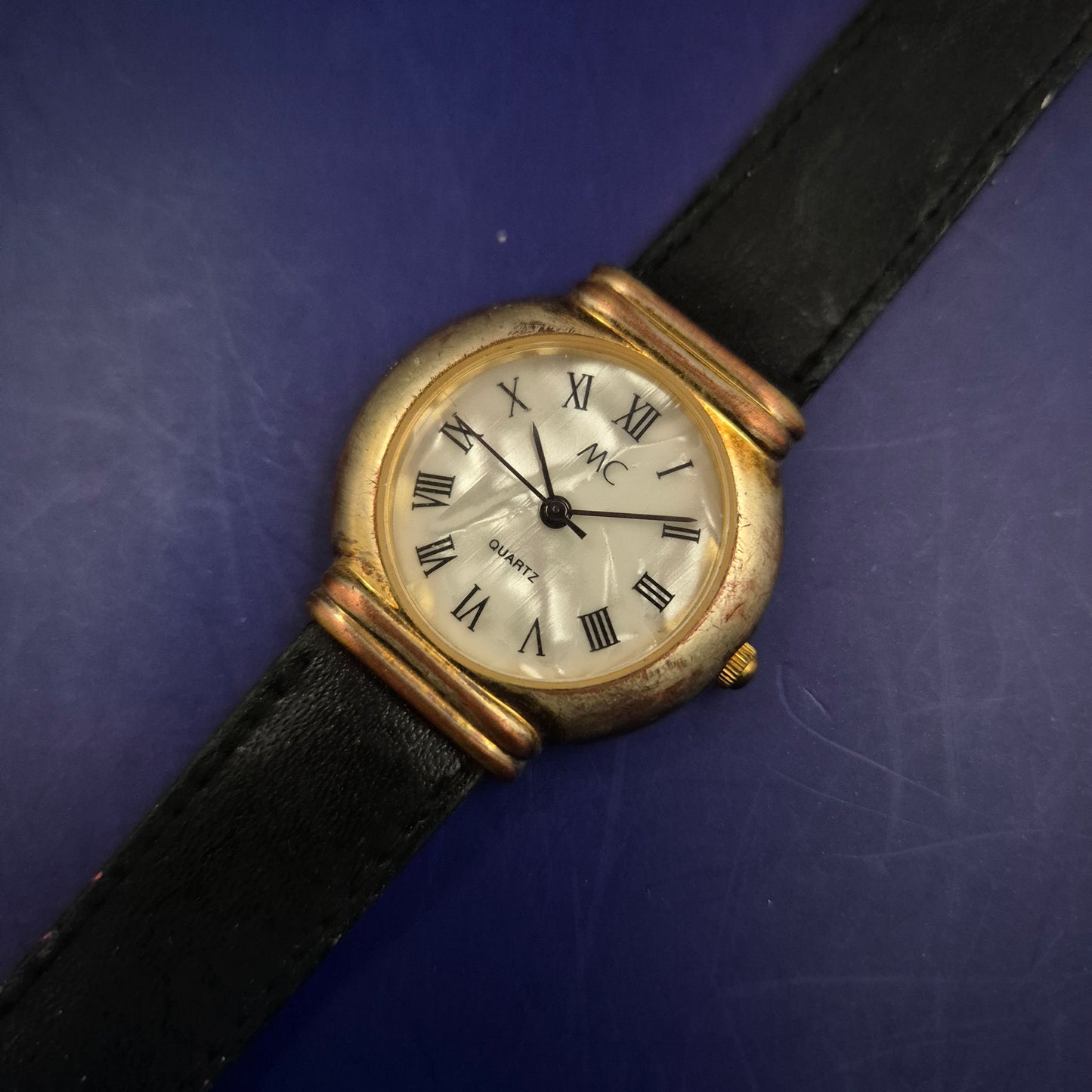 Klassische MC Damen Uhr – Edles Perlmutt-Design mit römischen Ziffern
