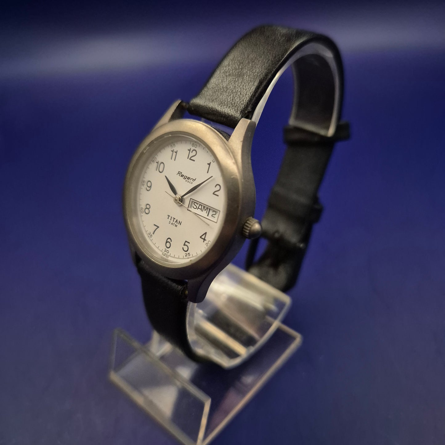 Klassische Regent OSCO Damen Uhr – Robustes Titan-Design mit Datumsanzeige