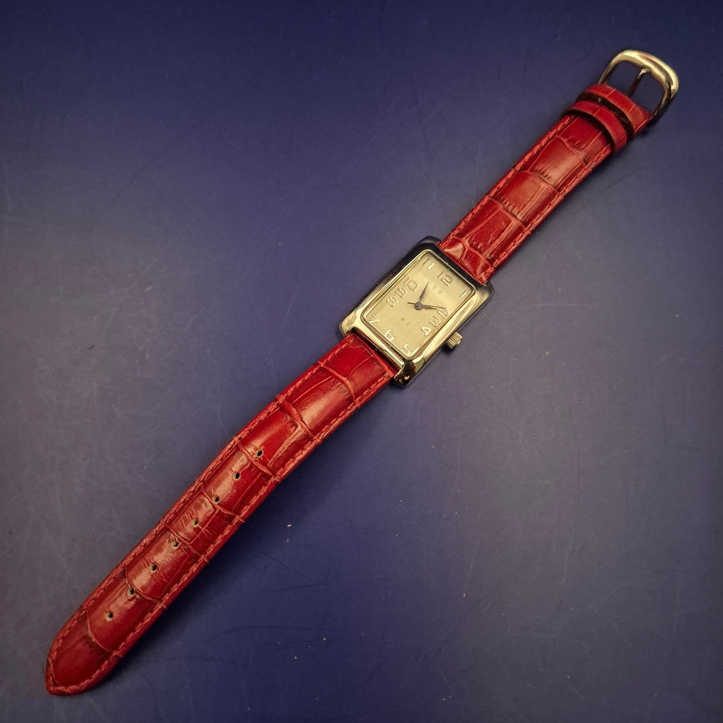 Elegante TCM Damen Uhr – Klassische Rechteck-Form mit rotem Lederarmband