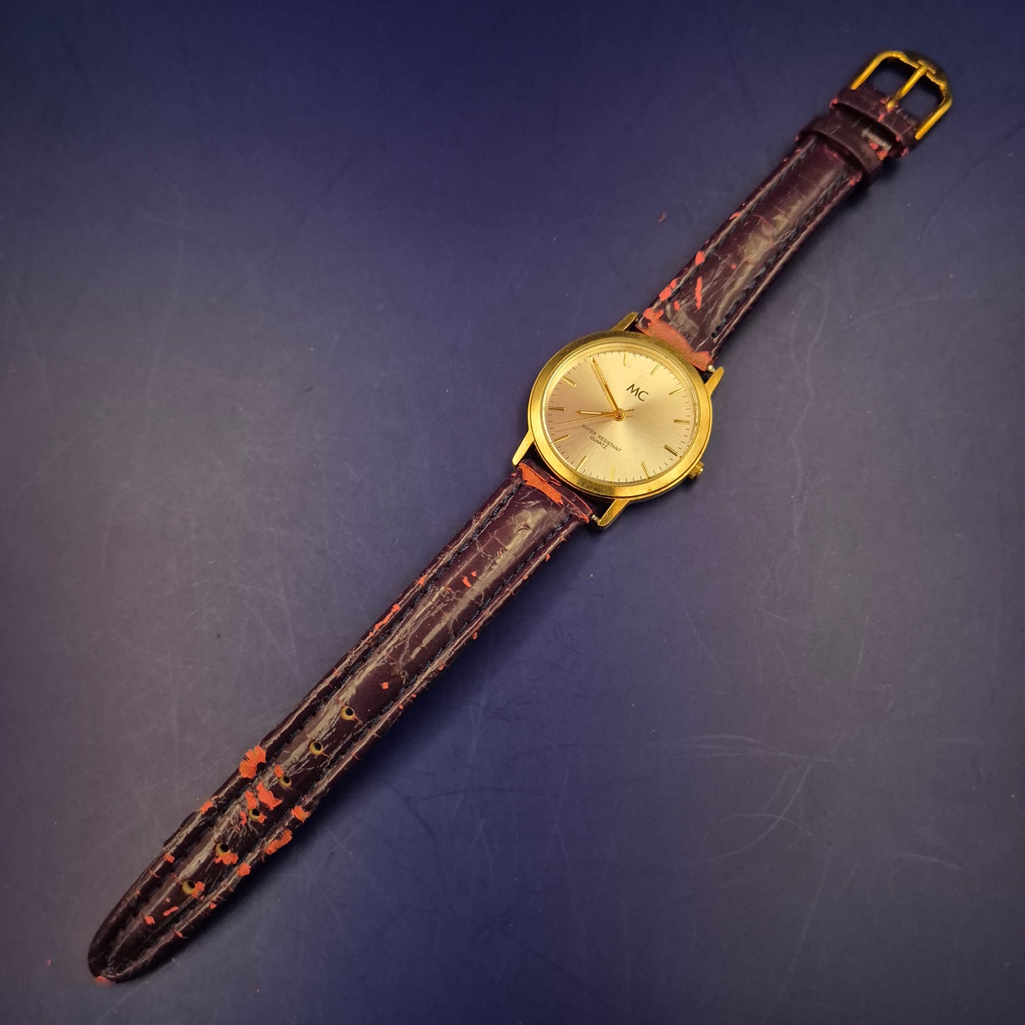 Elegante MC Damen Uhr – Gold-Optik mit markantem Lederarmband