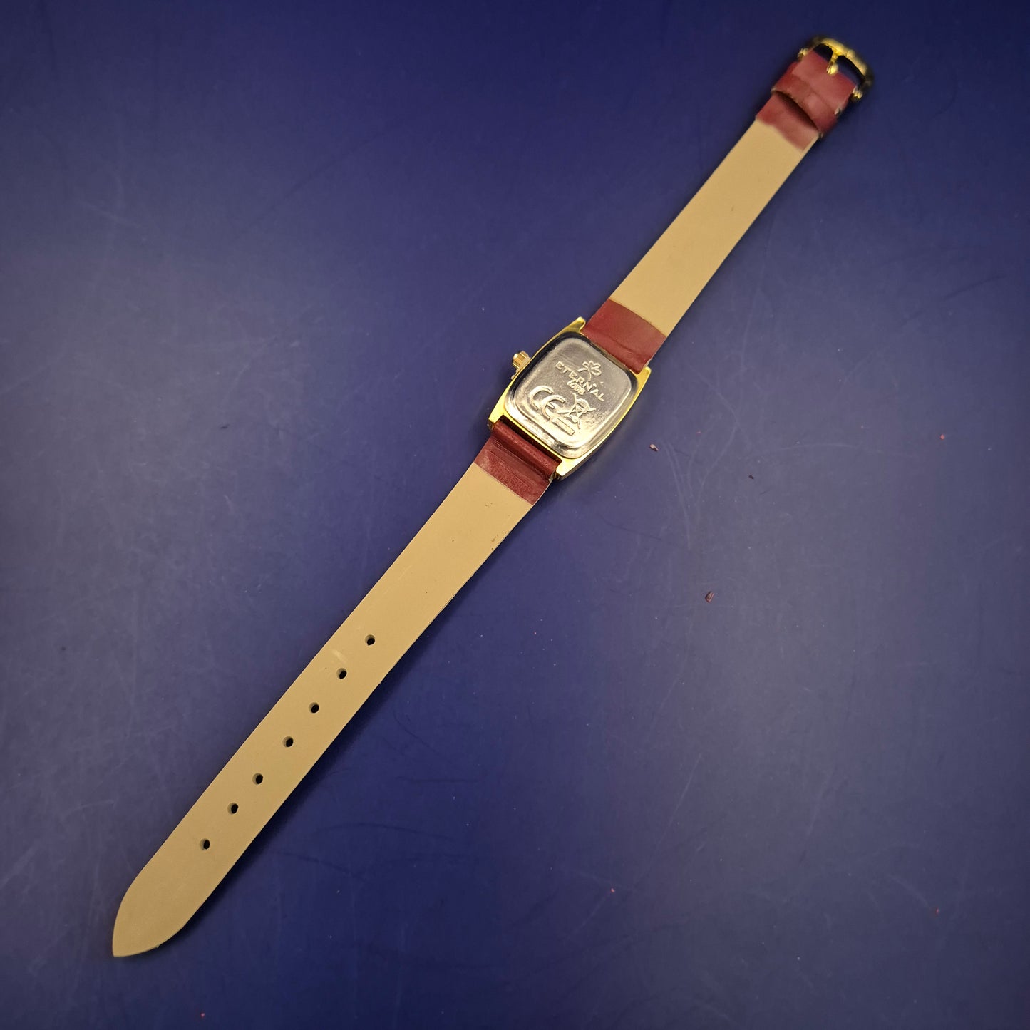 Elegante Eternal Love Damen Uhr – Gold-Optik mit weinrotem Armband