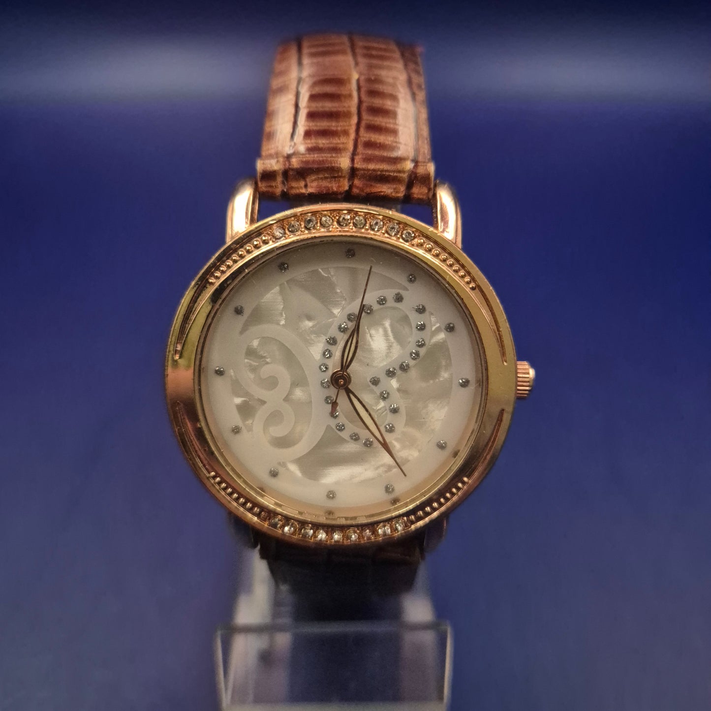 Elegante Eternal Love Damen Uhr – Roségold-Optik mit Perlmutt-Zifferblatt