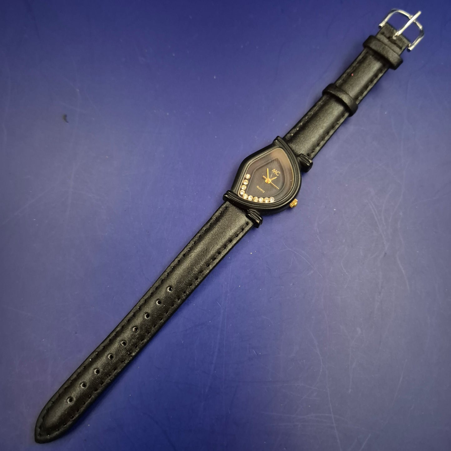 Exklusive MC Damen Uhr – Extravagantes Design mit Strassbesatz