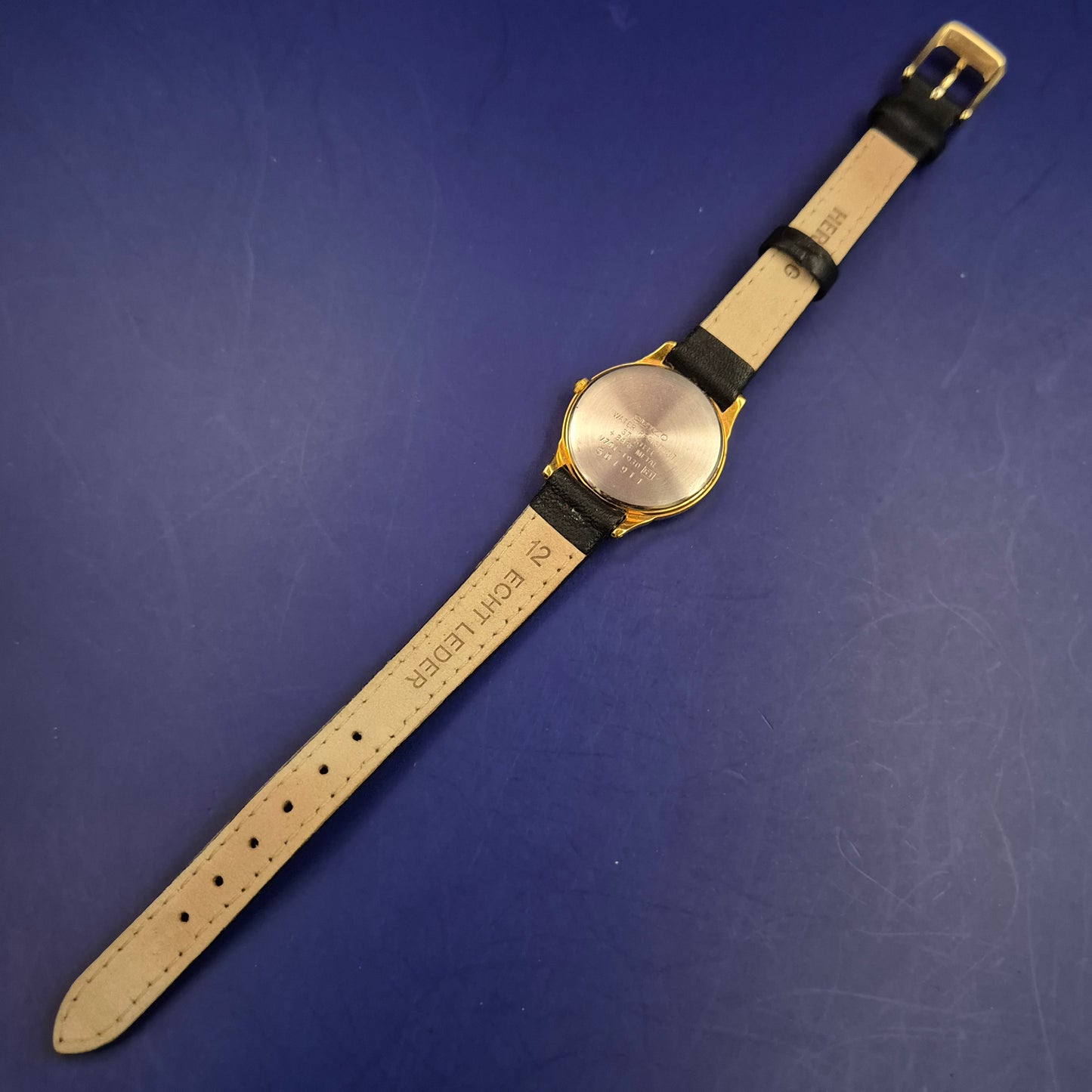 Edle Seiko Damen Uhr – Klassisches Gold-Design mit Struktur-Zifferblatt
