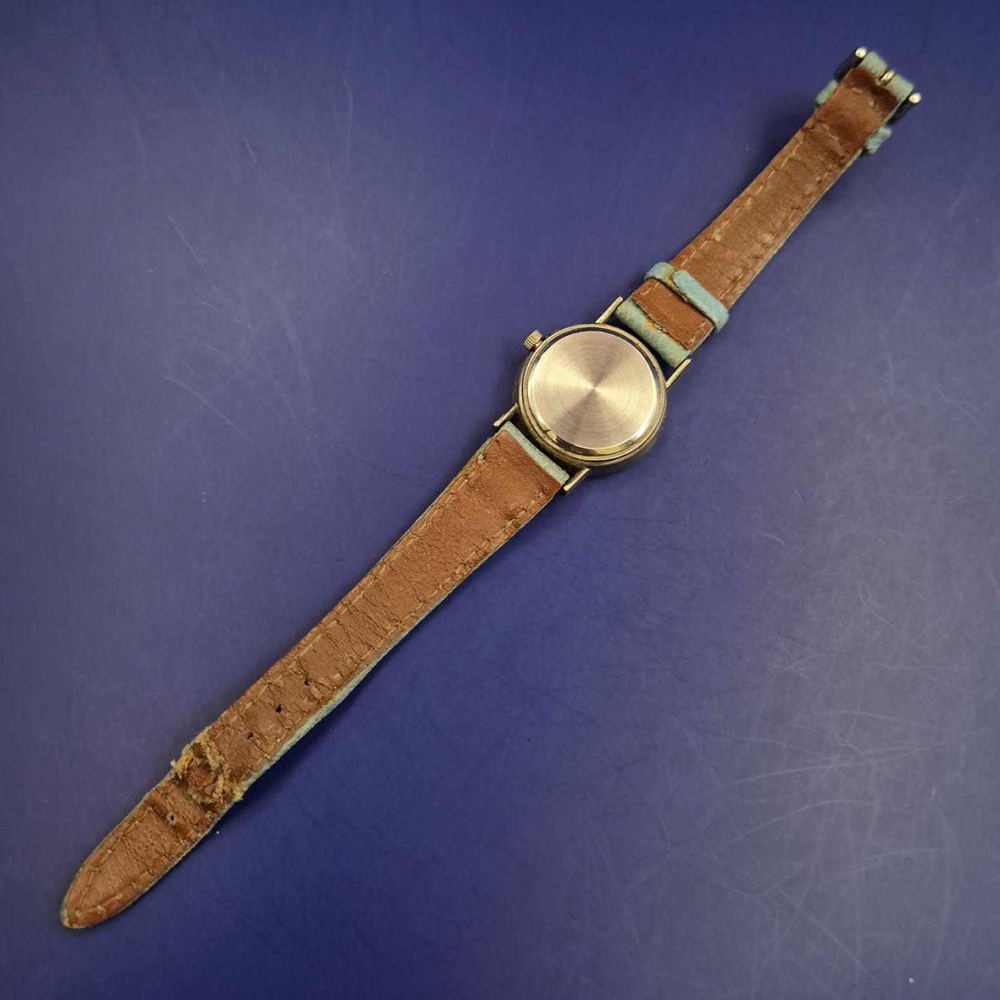 Charmante Damen Uhr mit hellblauem Lederarmband – Klassisch & Verspielt