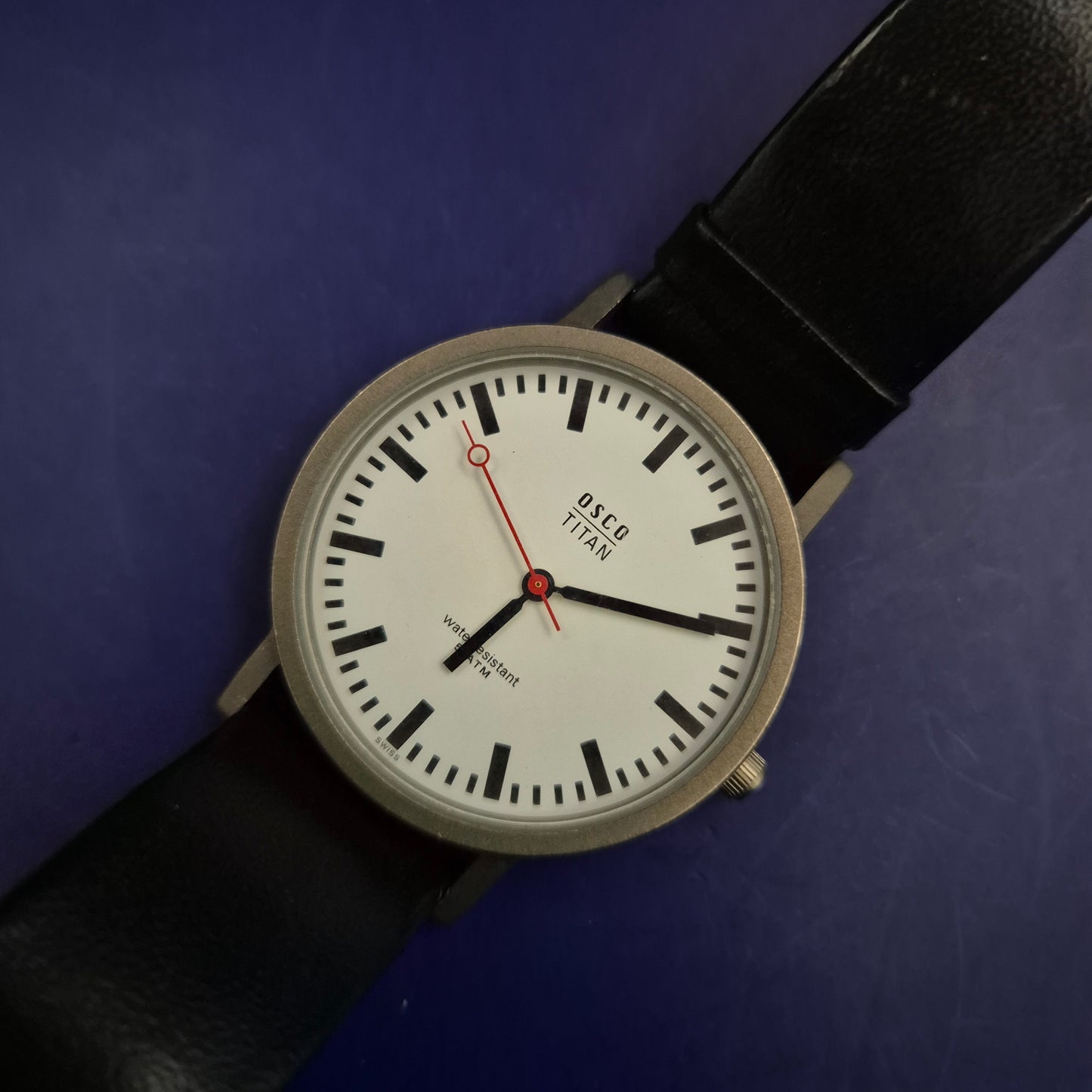 Minimalistische OSCO TITAN Herren Uhr – Bauhaus Stil in Titan-Optik