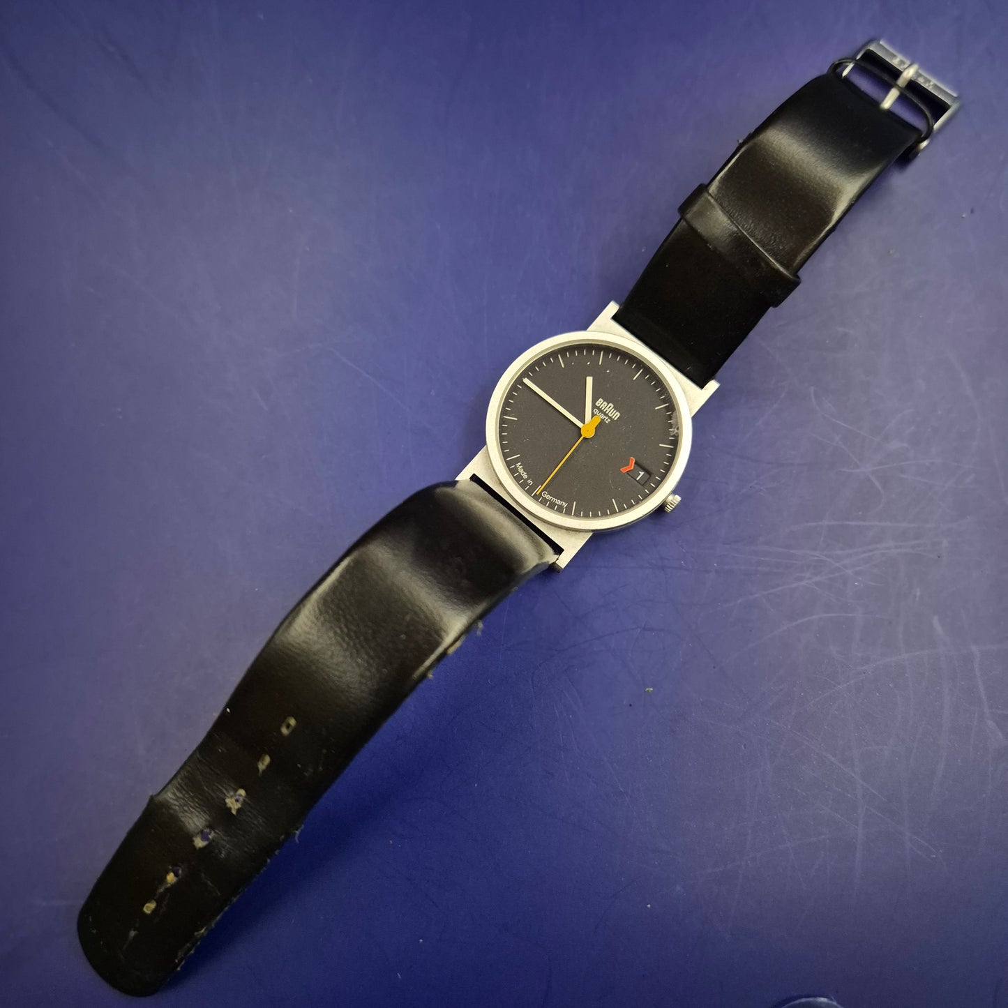 Exklusive Braun Herren Uhr – Bauhaus Klassiker AW 10 in Schwarz