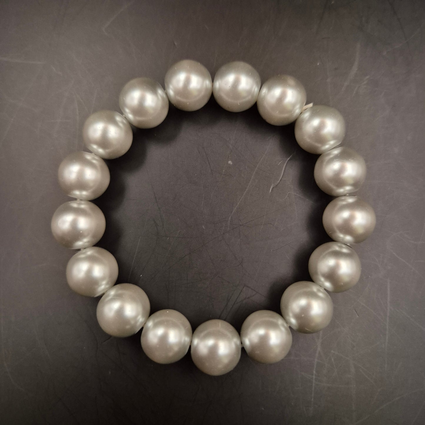 Edles Damen Armband mit grauen Perlen – Klassischer Glanz & Elastisch