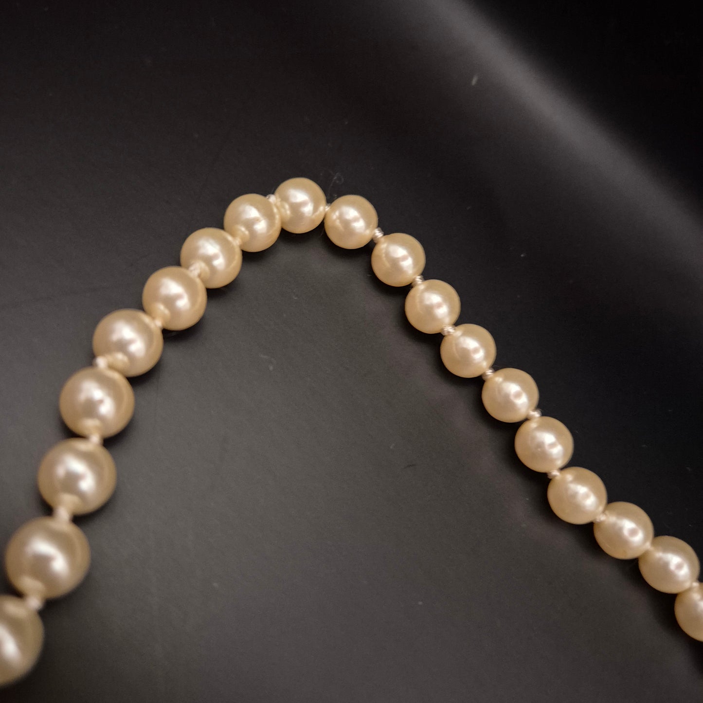 Klassische Perlen Damen Kette – Zeitlose Eleganz mit ornamentalem Verschluss