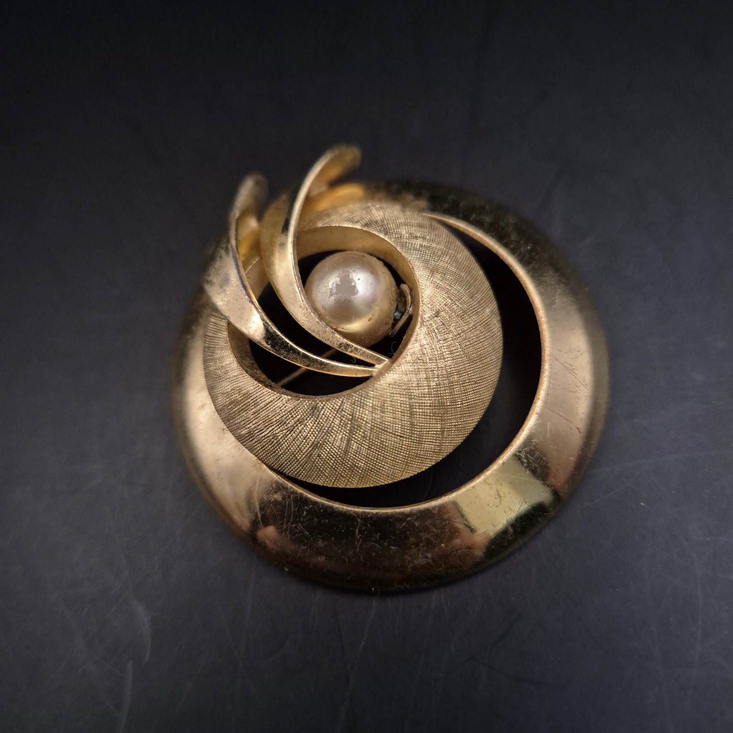 Elegante Goldfarbene Brosche mit Perle – Klassisches Spiral-Design