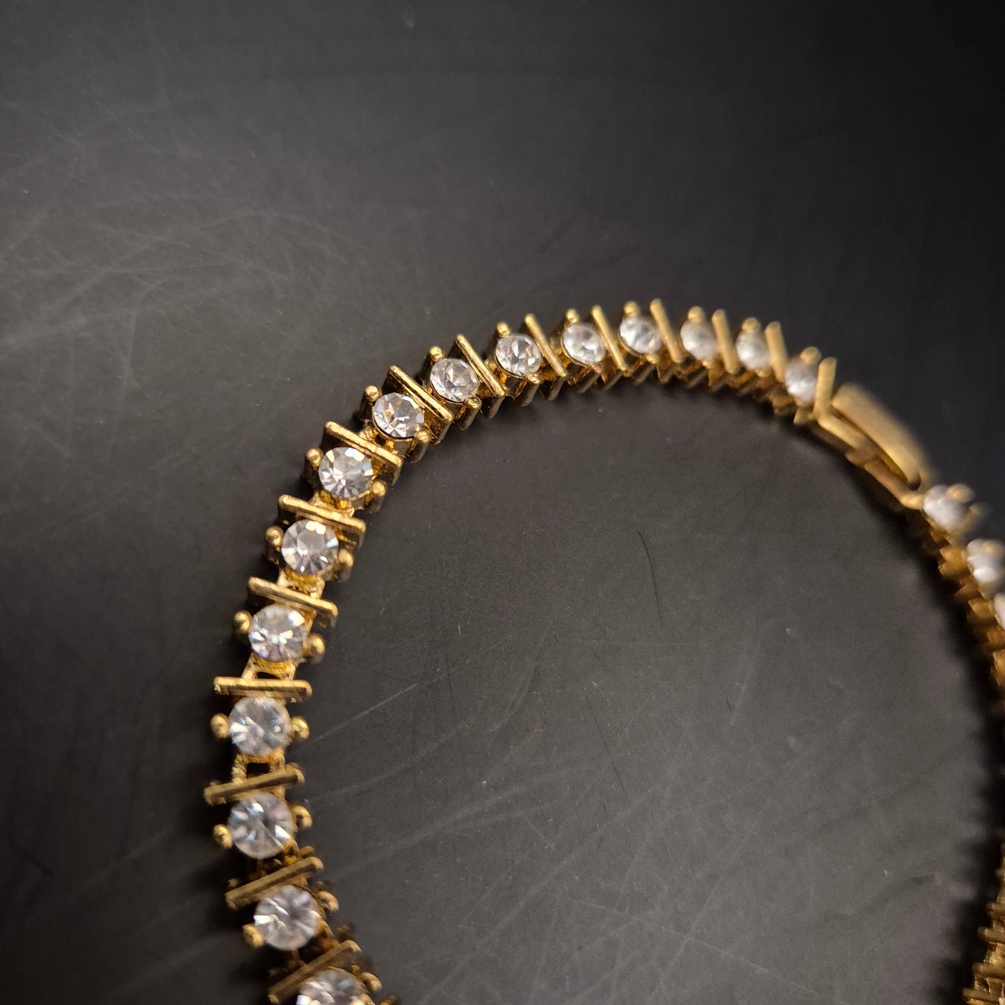 Elegantes Goldfarbenes Tennis Armband – Klassischer Stil mit Kristallen