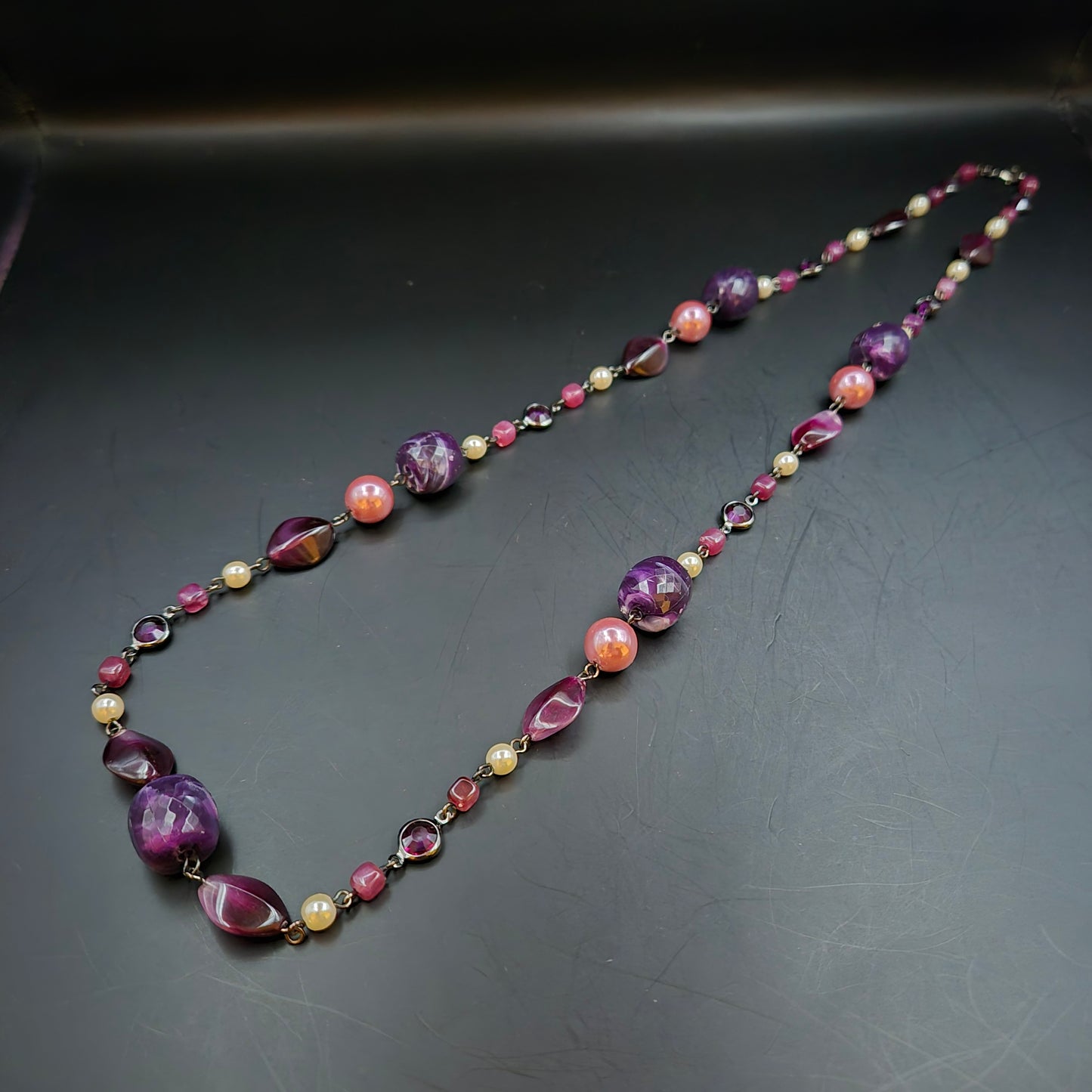 Elegante Damen Halskette – Violette Akzente und Perlen-Optik