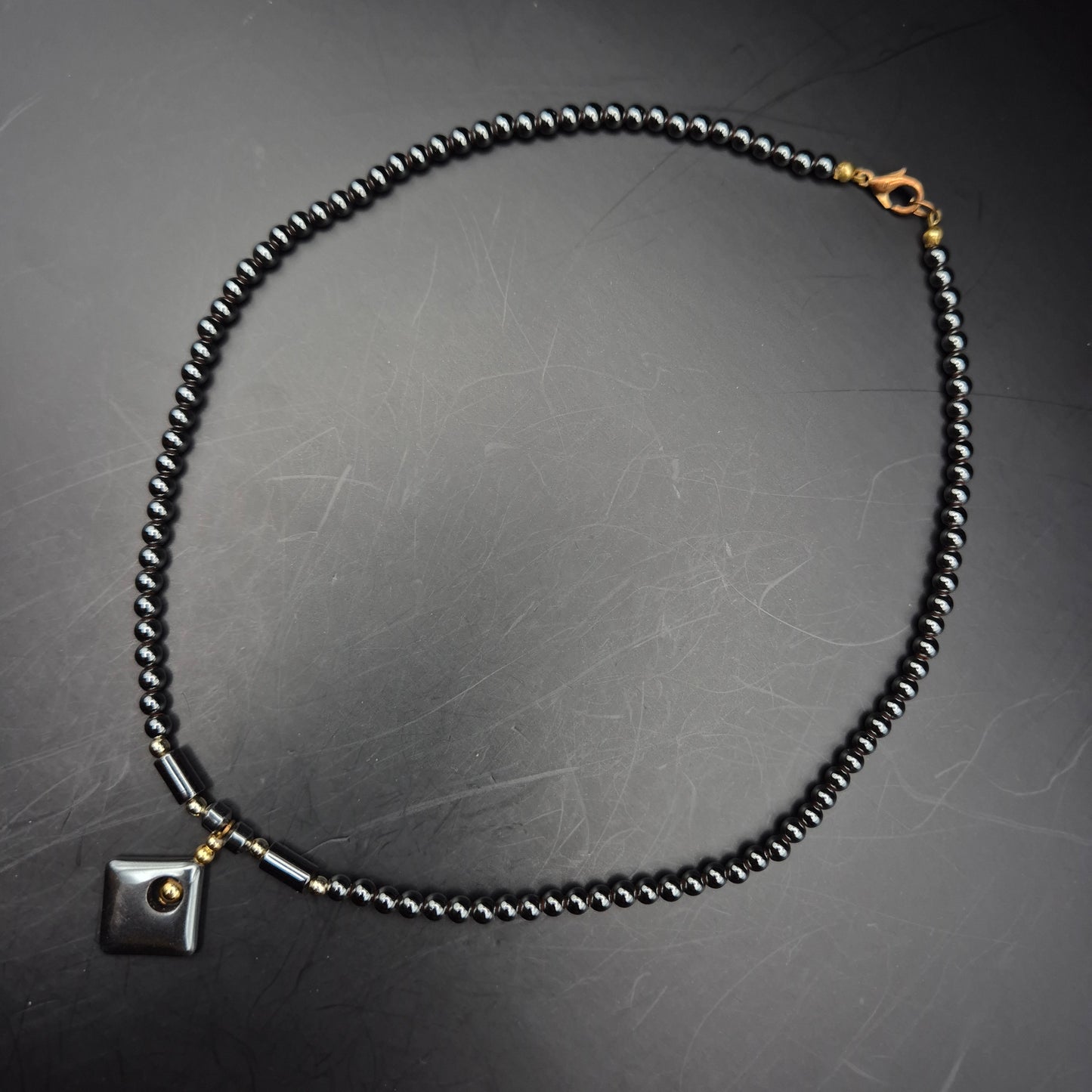 Elegante Hämatit Damen Kette – Geometrischer Anhänger in Anthrazit