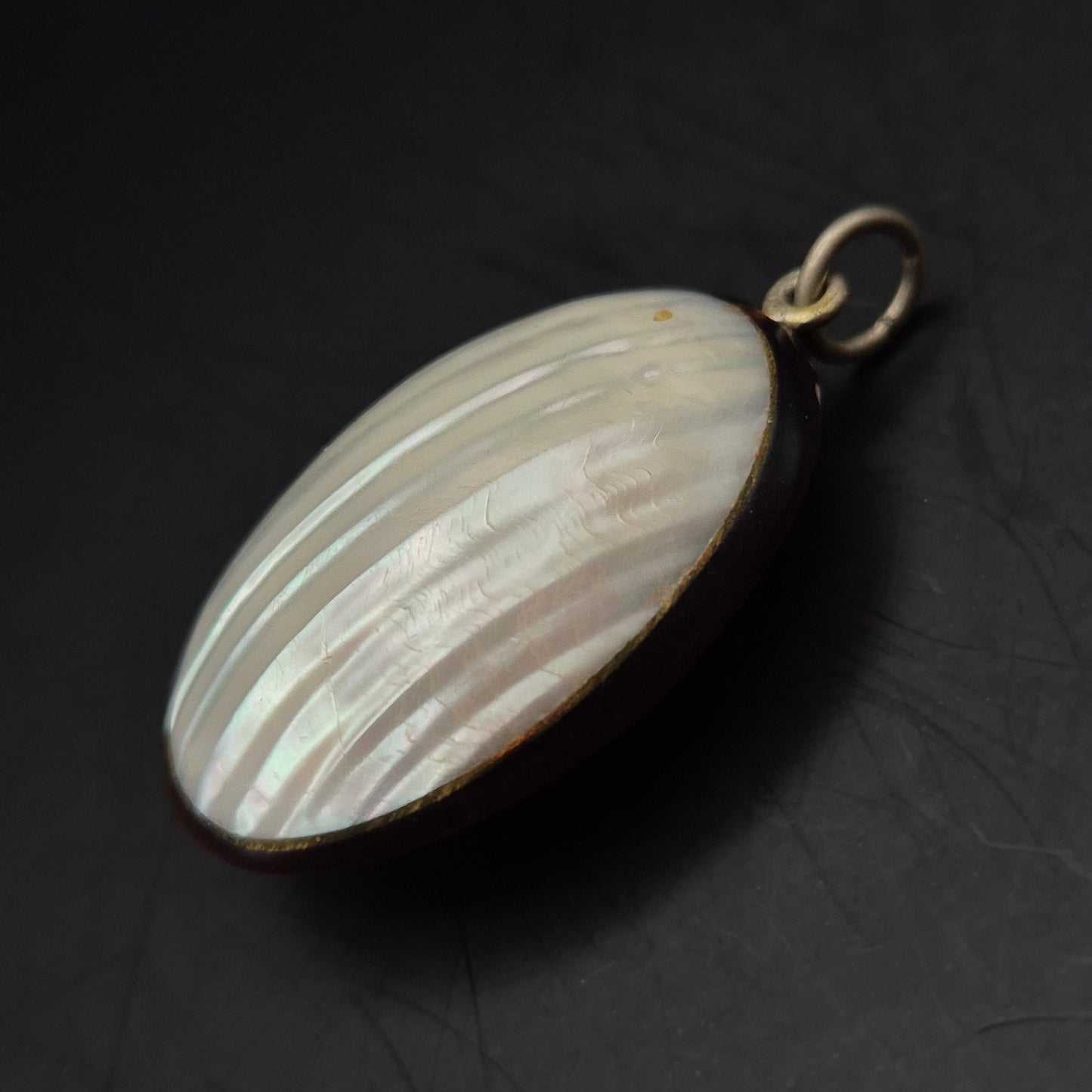 Edler Perlmutt Anhänger – Zeitloses Design mit sanftem Glanz