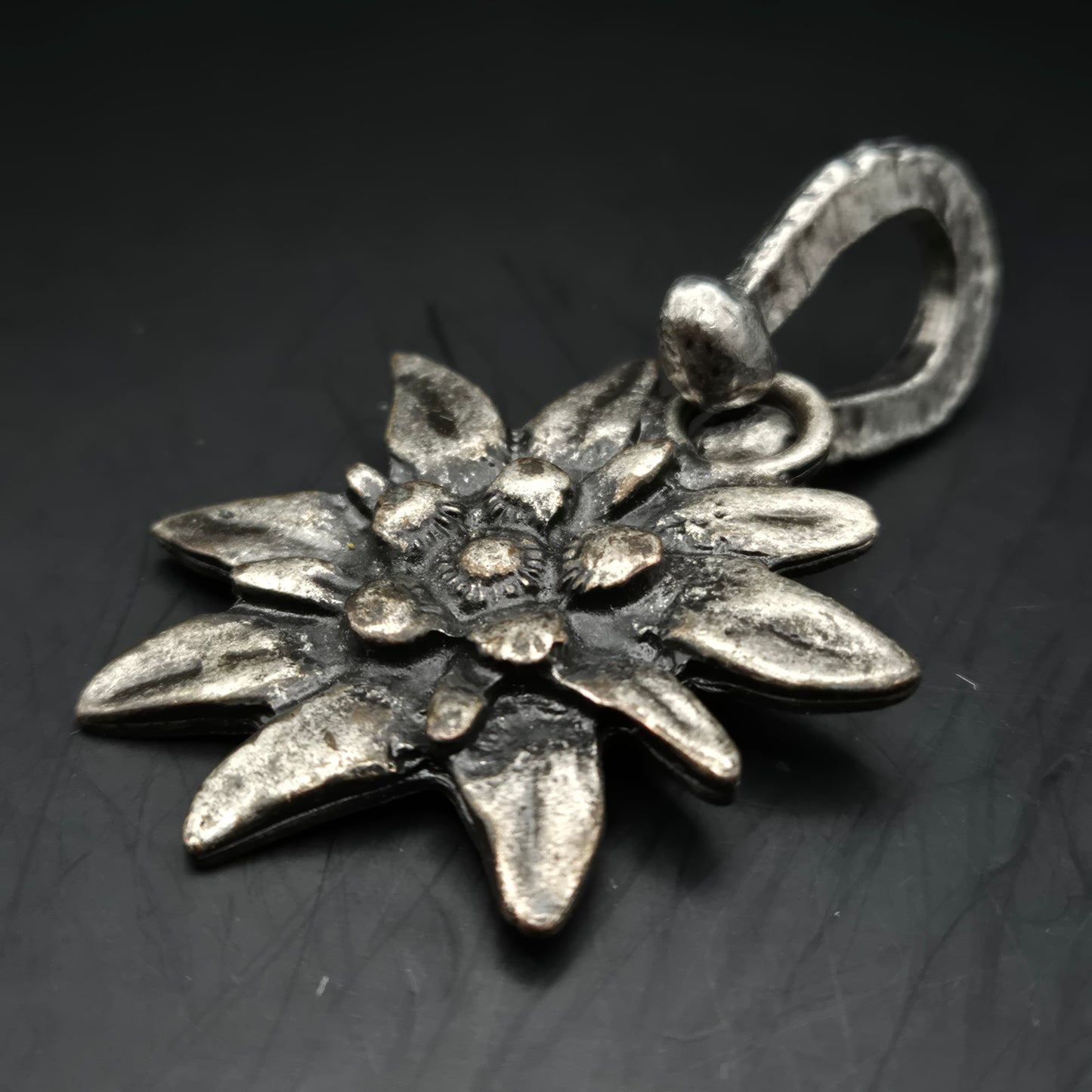 Rustikale Edelweiß Trachten Kette – Alpiner Charme in Antik-Silber-Optik