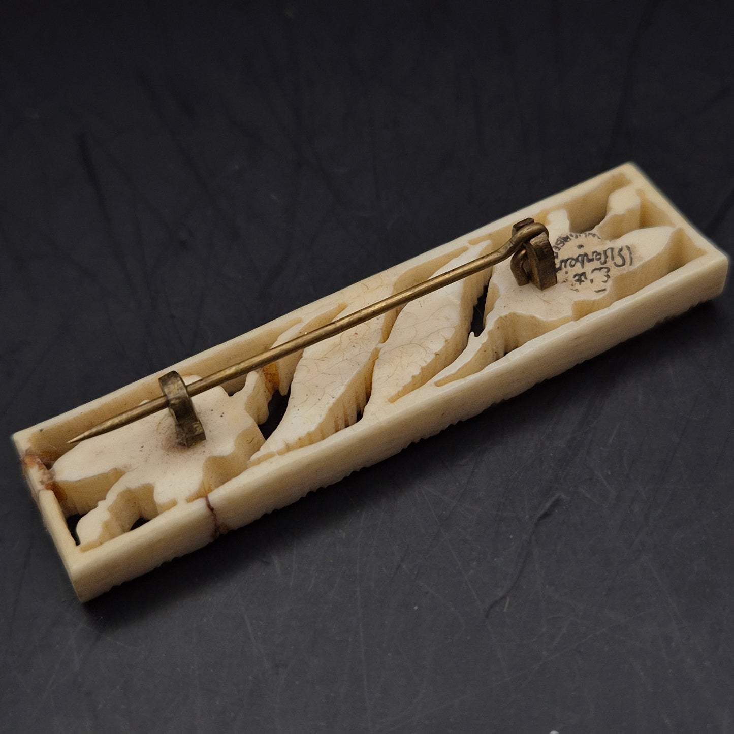 Antike Brosche mit Rosen Schnitzerei – Filigranes Vintage Design