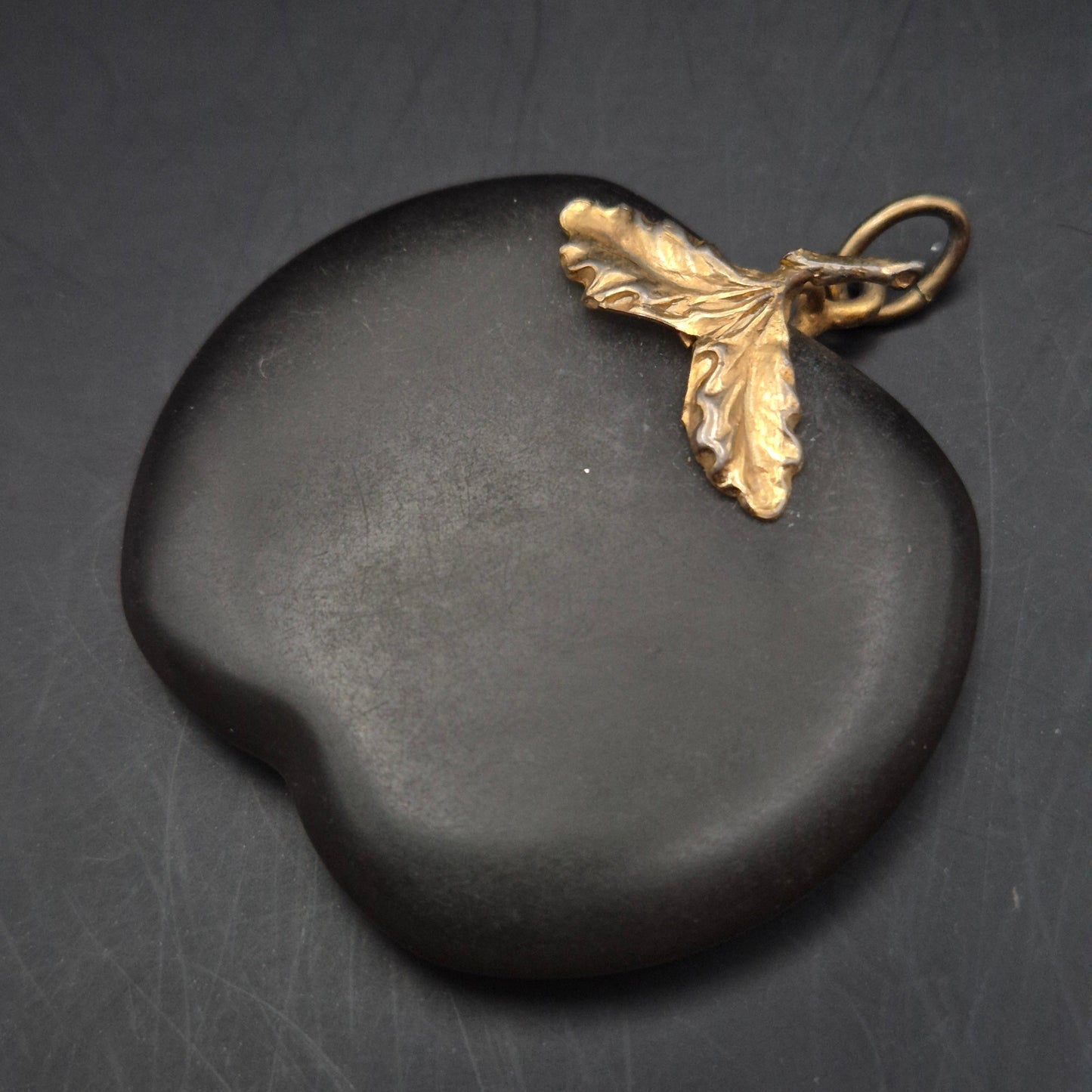 Exklusiver Vintage Apfel Anhänger – Schwarzer Stein mit goldenem Blatt