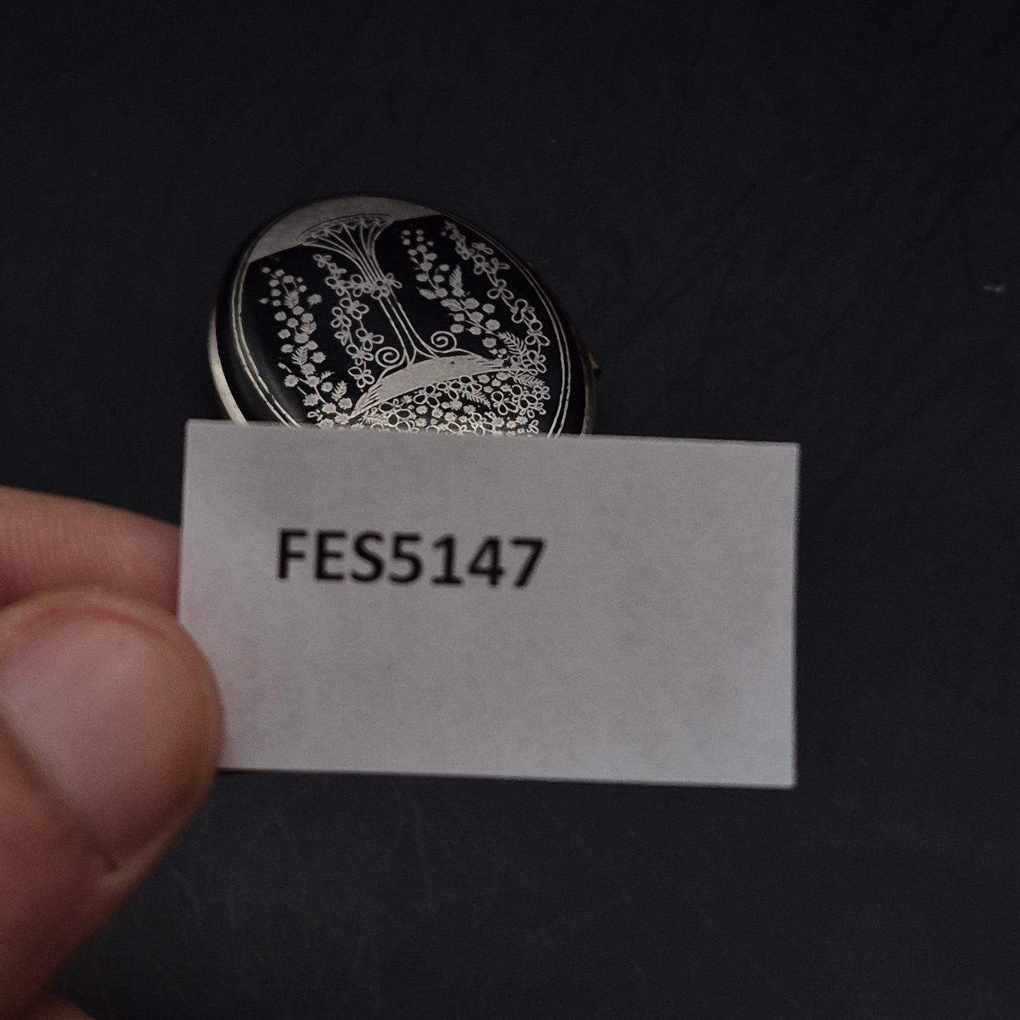 Vintage Medaillon Anhänger – Klassisches Florales Design in Schwarz & Silber